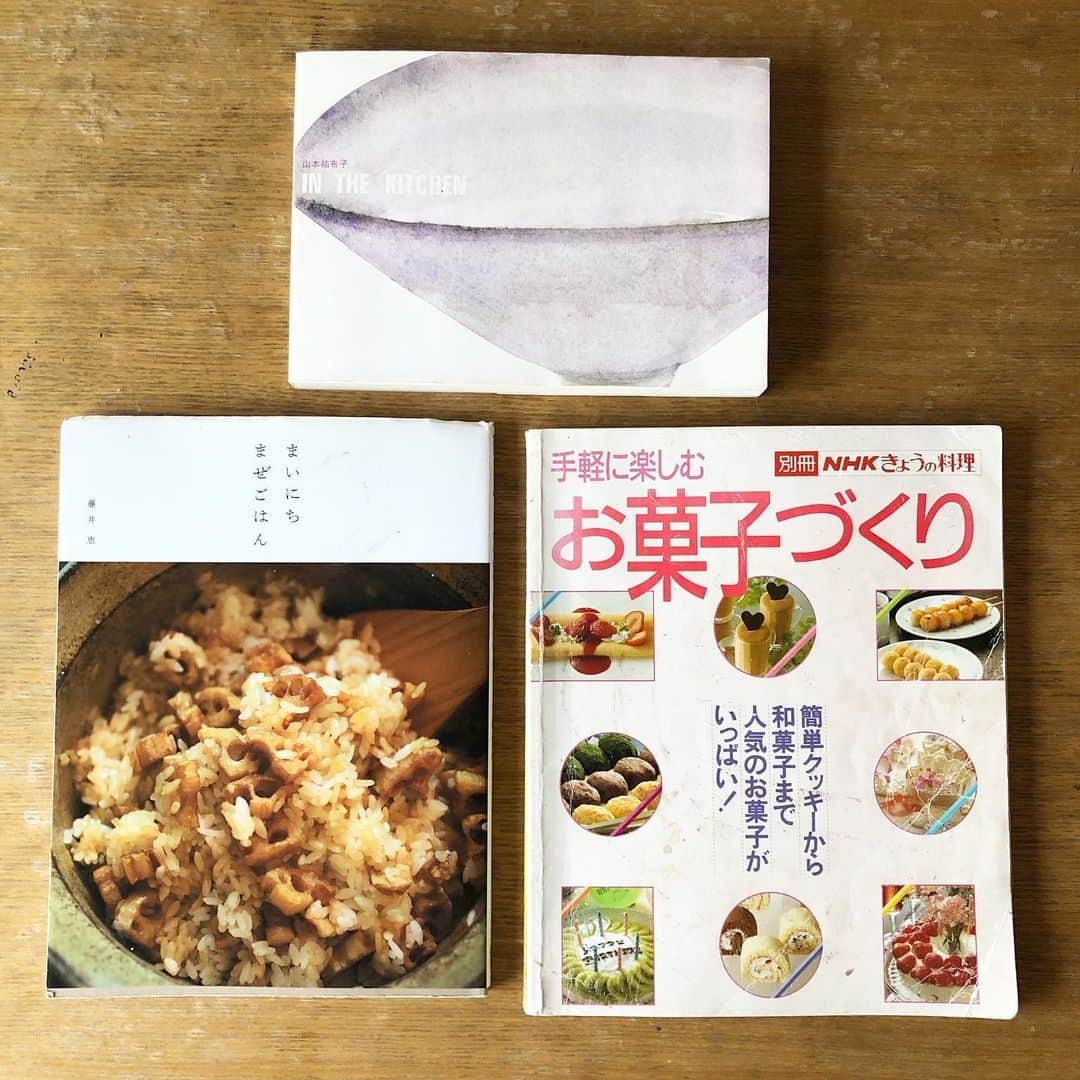 夏井景子さんのインスタグラム写真 - (夏井景子Instagram)「【私の好きな料理本リレー】  #料理本リレー @ryourinohon からはじまりました、料理本リレーのバトンを、カメラマンの衛藤キヨコさん(@etokiyoko )から受け取りました！ 衛藤さんはもうすぐ発売のレシピ本の撮影をしてくださった方で、とても力強くて素敵な写真を撮っていただきました！ ありがとうございました☺️ 料理家さんやカメラマンさん、スタイリストさんなどお料理に関わる人たちが好きなお料理本と、自分が関わった料理本を紹介していく企画です。  私の好きなお料理本  ①藤井恵/まいにちまぜごはん/地球丸  まぜごはんや炊き込みごはんが大好きで、この本をみて沢山作りました。 簡単なものからちょっとおもてなし料理にもなる豪華なまぜごはんまで沢山のっています。  ②IN THE KITCHEN/山本祐布子/millebooks  イラストレーター山本祐布子さんの画集のようなレシピ本。20代頃お店でまだ働いていた時、みたことのない組み合わせでお料理されているこの本にとても胸がときめいたことを覚えています。  ③手軽に楽しむお菓子づくり/NHKきょうの料理  この本に出会ってお菓子をつくるようになって今の自分があるとても大切な1冊。 小学生の頃担任の先生の家に遊びに行った時に眺めていたら先生がこの本をくれて、はじめてお菓子を作りました。この中にある紅茶のパウンドケーキは子供の頃からずっと作っている思い出のケーキです。  手前味噌として、、24日に主婦と生活社さんから『メモみたいなレシピで作る家庭料理のレシピ帖』を出させていただきます。 レシピを全て手書きで書いた、お料理教室のレシピが1冊の本になりました。 ぜひ沢山の方に手にとっていただけると嬉しいです🙇‍♀️🙇‍♀️ 私からのバトンは、絵描きでもあり、粒粒という名でおにぎりケータリングなども行う川瀬知世ちゃん(@kawasetomoyo ) 京都で食堂souffleとして活躍しているsouffleちゃん(@souffle2007 )にバトンを回します。  同世代の素敵なふたりにバトンを受け取ってもらえてとても嬉しいです☺️ #料理本リレー  料理の本 @ryourinohon  福間優子さん　@yodel_hakase  駒井京子さん　@coma_kyo  野本奈保子さん　@nomo_gram  衛藤キヨコさん　@etokiyoko  夏井景子 　@natsuikeiko」4月18日 11時46分 - natsuikeiko