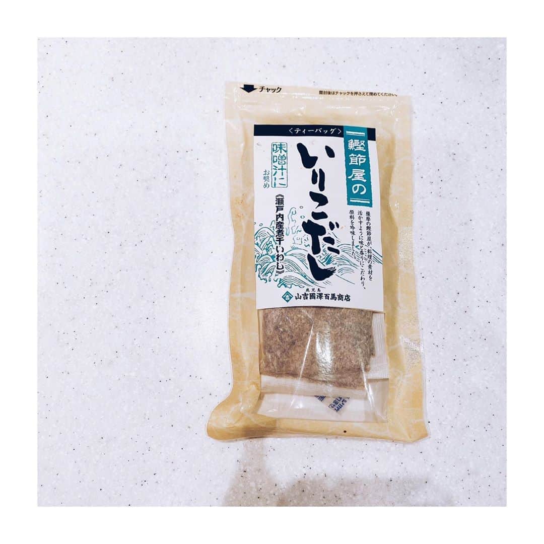 鈴木紗理奈さんのインスタグラム写真 - (鈴木紗理奈Instagram)「関西人なので出汁へのこだわりを 今日は紹介。  お味噌汁にはいりこだしです。 そして、いりこだしは色々試した結果 #山吉國澤百馬商店 さんの いりこだしが抜群に美味しい。 味噌汁の味が抜群に変わるので 是非お試しを。  #munehiroキッチン #紗理奈dining  #stayhome #おうち時間 楽しもう」4月18日 11時41分 - munehirovoice