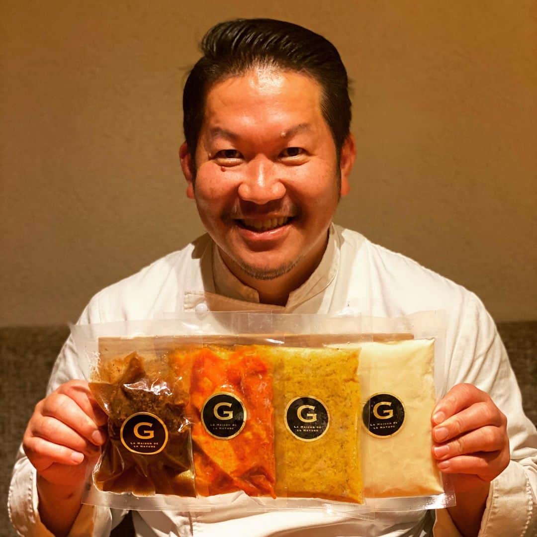 FukuyamaGoh さんのインスタグラム写真 - (FukuyamaGoh Instagram)「来週の火曜日からです🥰  Gohのワンコインテイクアウトできました  袋のまま湯煎して頂くだけで 家庭でいつでも簡単に楽しんで頂けます🙏  今回は４種類ご準備しました 各¥500(税別)です。  ① Gohgan キーマカレー ガガンにレシピを教えてもらい、日本人好みに味付けした少しスパイシーなキーマカレー。  ② ハンバーグ柚子胡椒風味 柚子胡椒が効いたハンバーグに玉ねぎたっぷりのジャポネソースが入ってます。  ③ パースニップと新じゃがいものスープ パースニップ(白人参)と新じゃがいもを使った春らしいポタージュスープです。  ④ チキントマトソースプロヴァンス風 プロヴァンスハーブが香るトマトソースが入ったローストチキンです。 《ご注文方法》 お店にお電話でのご注文よろしくお願いします😊 Goh  092-724-0955 《お受け渡し》 お店、又は近くまでお車で来て頂いたら持って伺います。 20個以上お買い上げでしたら福岡市内は僕が持って行きます(笑)  ご注文、お受け渡しともに 火曜日〜土曜日 12時〜19時までになっております。  おうち時間が少しでも明るくなりコロナが早く収まる事を願ってます。  La Maison de la Nature Goh」4月18日 11時54分 - goh_f