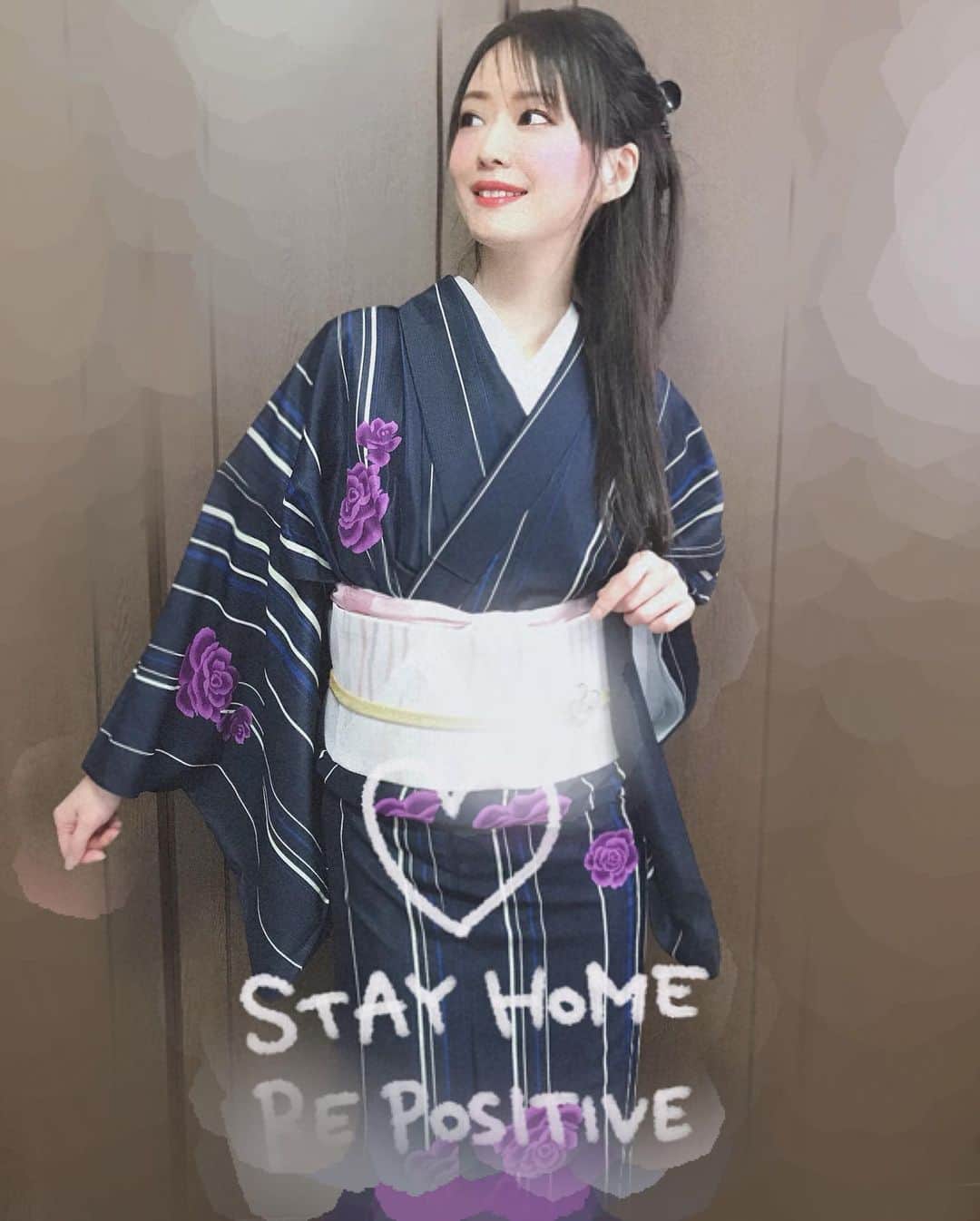 吉山りささんのインスタグラム写真 - (吉山りさInstagram)「おうち時間👘 ✨  18年に一度の大雨☔ってほんと！？💦 ✨  #吉山りさ #フリーモデル  #着物 #👘 #kimono #Japan #Japanesemodel #着付け #model #japanese #きもの #japaneseculture #japanesestyle #japanesefashion  #写真 #photography #モデル  #おうち時間 ？#お着物 が好き になってきました #単衣 #帯 #stayhome  #ママ #アラフォーコーデ #アラフォーママ #40代 #雨 #キラキラ #帯 #未年  今日も #コロナにも負けない 😌💕」4月18日 11時54分 - oreorerisa