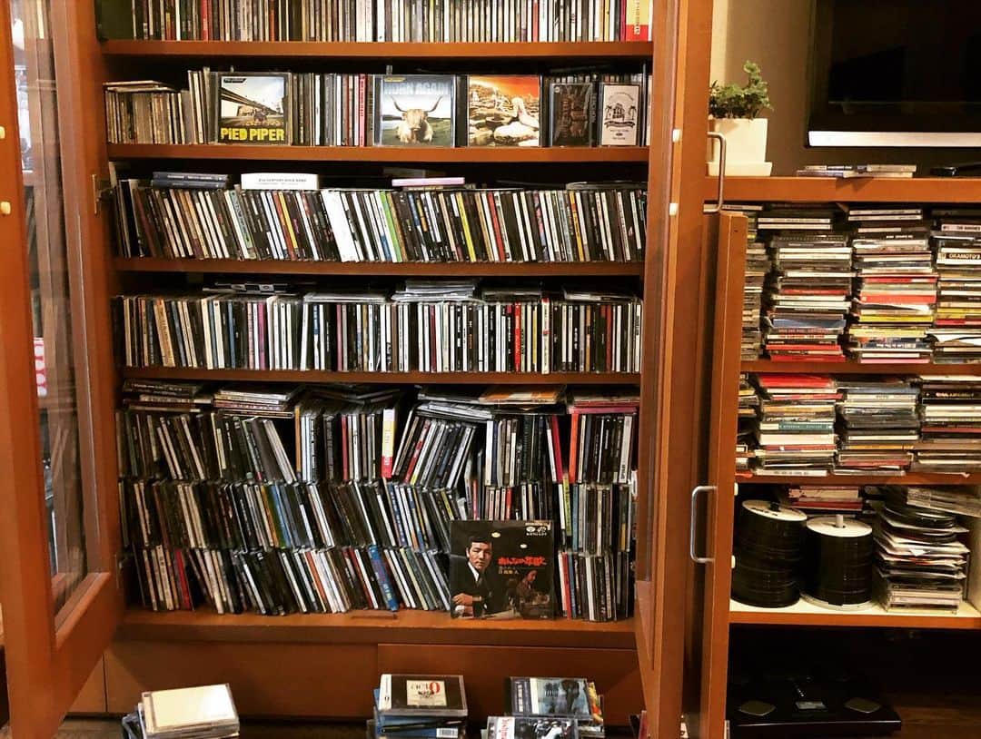 橋本塁さんのインスタグラム写真 - (橋本塁Instagram)「STAY HOME外出自粛13日目にもなると 遂に家のCD棚の大整理に着手。 これ一回手をつけると10時間はかかるな、、、(途中絶対視聴タイムがある為)  #stayhome #cd整理 #おうち時間」4月18日 11時48分 - ruihashimoto