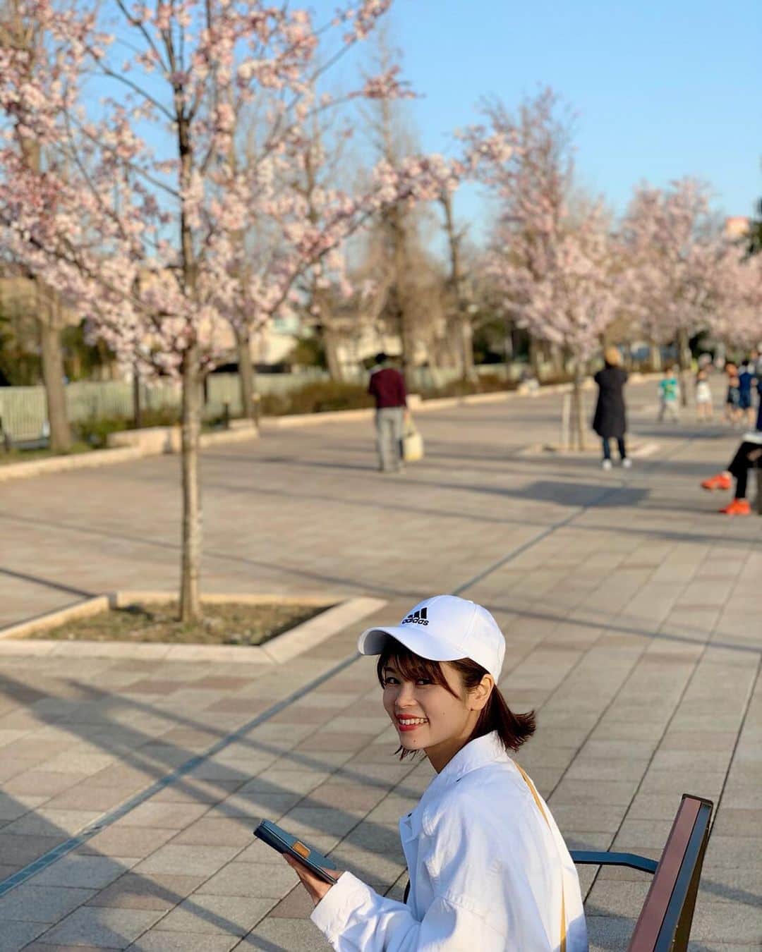 池田彩さんのインスタグラム写真 - (池田彩Instagram)「今日は雨ですね☔️ 桜が咲き始める頃の写真を。  #桜 #sakura #雨 #rainny」4月18日 11時56分 - aya_ikeda_official