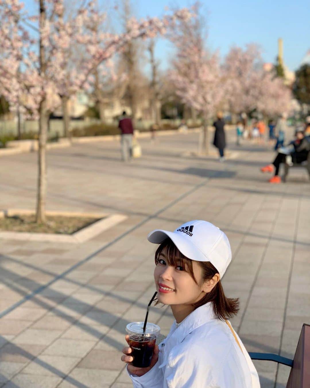 のインスタグラム：「今日は雨ですね☔️ 桜が咲き始める頃の写真を。  #桜 #sakura #雨 #rainny」