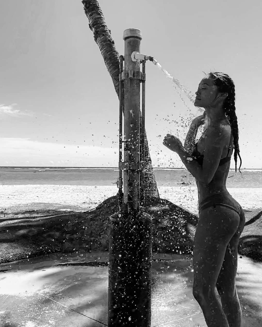 ジェラ・マリアーノのインスタグラム：「Moisture is the essence of wetness, and wetness is the essence of beauty」