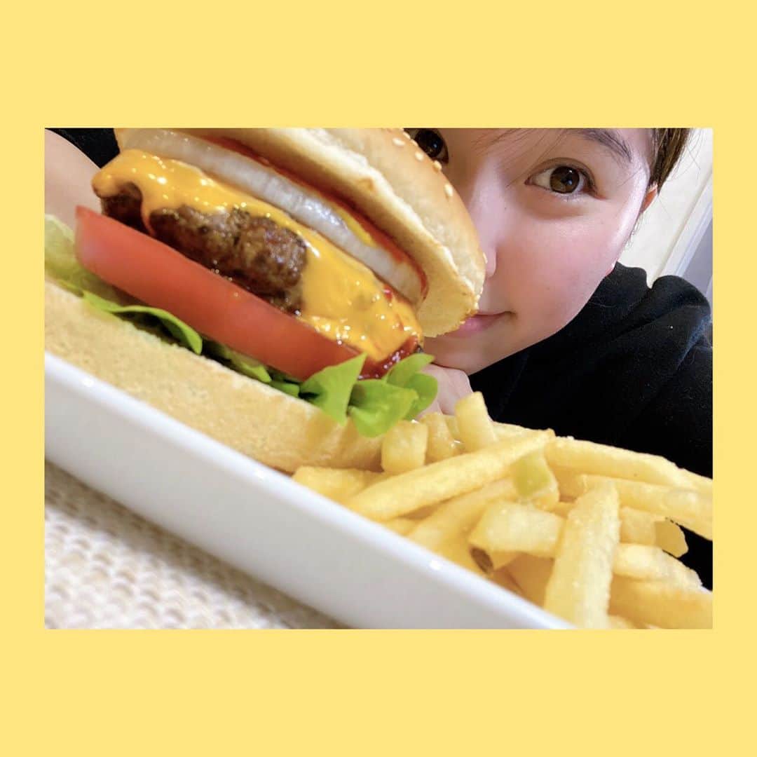 玉井詩織さんのインスタグラム写真 - (玉井詩織Instagram)「数日前からハンバーガー食べたーいってなって、 そうじゃん！作っちゃえ！と作ってみました☺️👏 ガブリと食べたよ😋  あー美味しかった！！ #食べたいものは作ってみよう #次はなにしようかなーー #うどんで打ってみるか笑」4月18日 22時58分 - shioritamai_official
