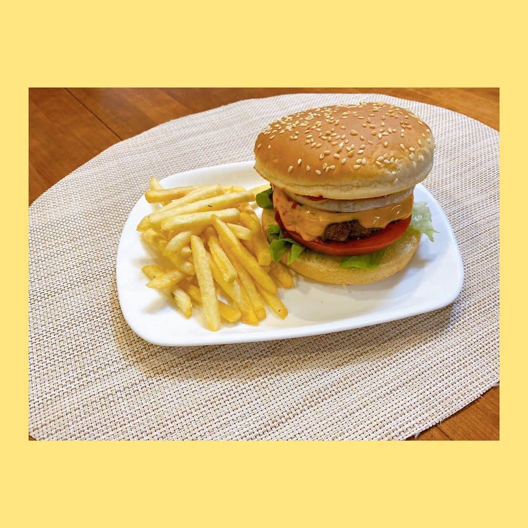 玉井詩織さんのインスタグラム写真 - (玉井詩織Instagram)「数日前からハンバーガー食べたーいってなって、 そうじゃん！作っちゃえ！と作ってみました☺️👏 ガブリと食べたよ😋  あー美味しかった！！ #食べたいものは作ってみよう #次はなにしようかなーー #うどんで打ってみるか笑」4月18日 22時58分 - shioritamai_official