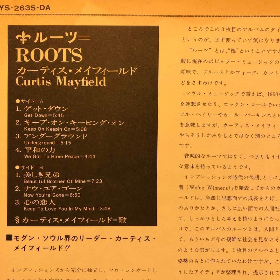 SWING-O a.k.a. 45さんのインスタグラム写真 - (SWING-O a.k.a. 45Instagram)「#soul大学 なレコード紹介もたまにゃしておこう。1972年にリリースされた、 Curtis Mayfieldのソロ二作目"Roots"、直訳すると、ていうかジャケ見てわかるように「根っ子」ですな。人間らしさとは？という意味の人類の根っ子を表現しようとした、このアルバム、ファーストソロ"Curtis"の延長線上なイメージしかなかったけど、改めて聴いて見ると、エネルギーに満ちていて、いいね。  本日オススメするのは、B面二曲目、「美しき兄弟」の次の"Now You're Gone"、「君は他の男の元に今去っていく」という曲なんだけど、なんとまぁ激しいことか！まずイントロのタム回し連発だけでやられます。どれだけ頭に来てるんだ！ていう曲に仕上がってて面白い。同じ頃のBill Withers"Hope She Will Be Happier"(邦題が「ハートに夕立が」)とかHall &Oatesの"She's Gone"のような切ない別れ系とはまた大きく違う「別れの歌」です！サンプリングもされてきたんだろうなぁ、、、 #curtismayfield  https://youtu.be/8s4ywzdNkrs  宇多丸さんが悩み相談を映画で答える本を出したように、俺も悩み相談を曲やアルバムで答える、なんてやってみたいかも？あ、今度YouTubeライブでやってみようかな？😄」4月18日 22時54分 - swingo45