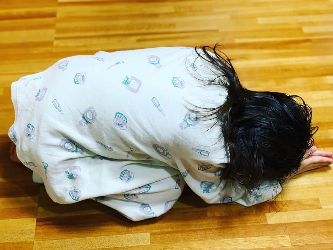 伊藤孝恵さんのインスタグラム写真 - (伊藤孝恵Instagram)「最近よく食べるようになった5才。お風呂から上がってきて「ママおなかすいた！わたしこういうのが食べたーい」と全身で表現した意中のメニューは…オムレツ！でした。うん。見えなくもない。  #stayhome  #お家時間 #お家で楽しむ #お風呂上がり #ジェスチャー #何に見えるかな #パジャマ #姉妹 #仲良し #5歳女子 #元気の源 #愛娘 #参議院議員 #国民民主党  #仲間をつくる #2児の母 #女の子ママ #ワーママ #Domani #ドマーニ #domanist  #伊藤たかえ #伊藤孝恵」4月18日 21時31分 - itotakae