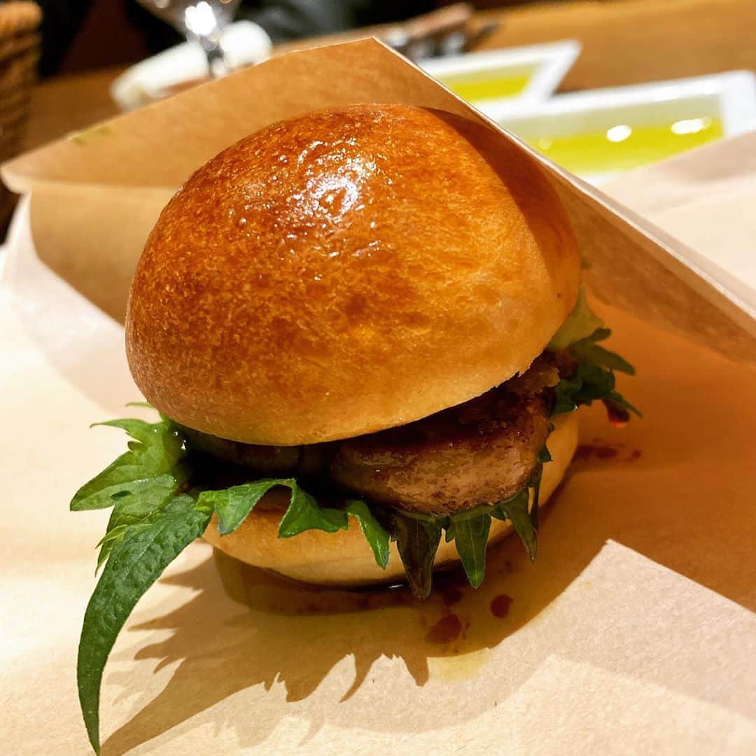 三浦祐太朗のインスタグラム：「あー、またこれ食べたい。一口バーガー食べたい。 . . . #🍚 #🍙 #japanesefood #ilovefood #foodphoto #food #yummy #instafood #dinner #foodie #foodstagram #foodpics #foodpic #yummyfood #飯テロ #🍔 #burger」