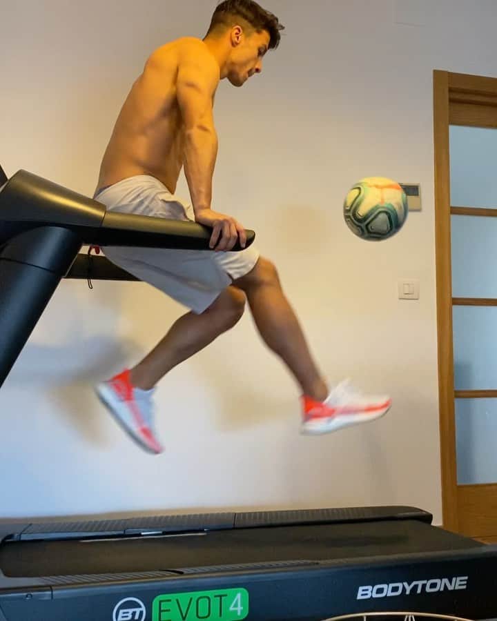 オリベル・トーレスのインスタグラム：「Echar de menos el fútbol nivel...🤪🤦🏽 #hometeam」