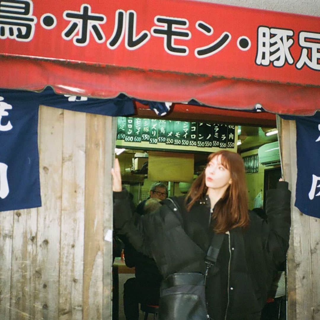 八木アリサさんのインスタグラム写真 - (八木アリサInstagram)「数ヶ月前、まだまだ寒かった頃の⛄️ 大阪旅の写真を見返す、、☺️💭 #まつこ展 #ほぼ髪乱れてる #へへ」4月18日 21時37分 - alilouss