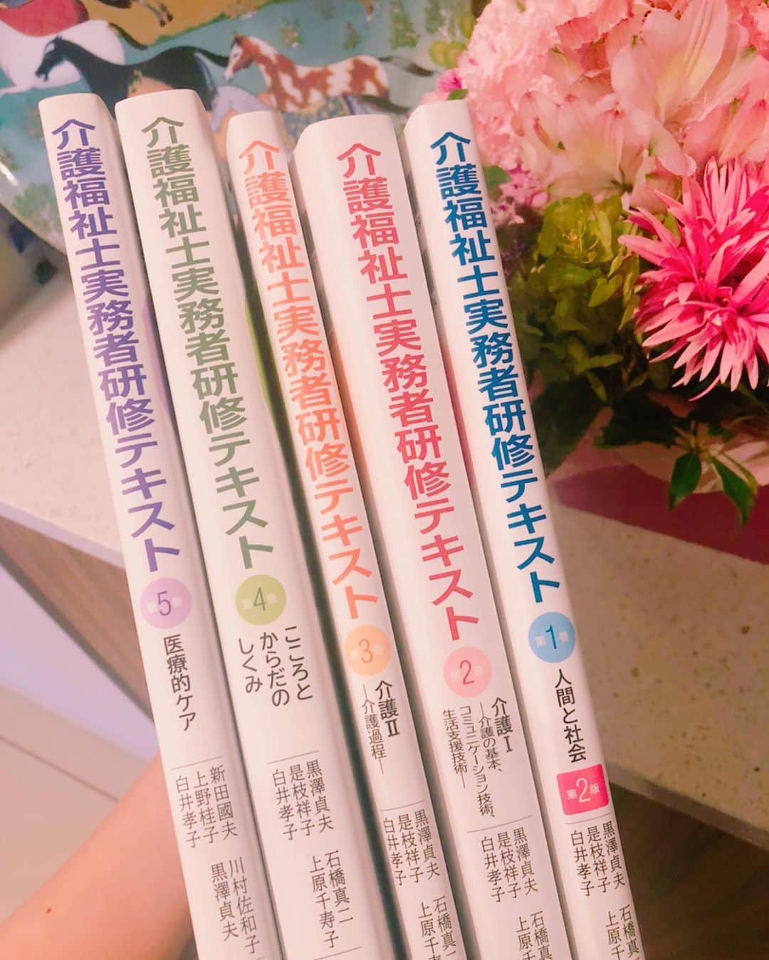 加藤綾菜さんのインスタグラム写真 - (加藤綾菜Instagram)「介護実務者の教科書届いて課題をコツコツやってます❣️ あと、お仕事のコラムを書いてます✨ 発売になったら是非読んでもらいたいな✨ ３枚目は家で出来る事ないかな〜って習字を始めました😌 鈴木奈々ちゃんと毎日電話してるから無意識に鈴木と書いてました。 イザワオフィスが✨志村けんだいじょうぶだぁ✨の動画をYouTubeにアップしました❗️ 志村さんのコントをみて沢山笑いました。 皆さんにも是非みて欲しいです！ おやすみなさい😴」4月18日 21時48分 - katoayana0412