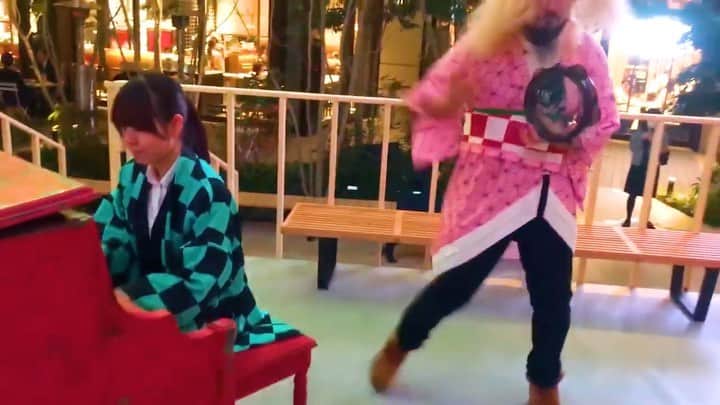 おにさん（ポケットウィズ）のインスタグラム：「完全に鬼になったネヅコの世界  #鬼滅の刃#キメツ#ストリートピアノ #タンバリン」