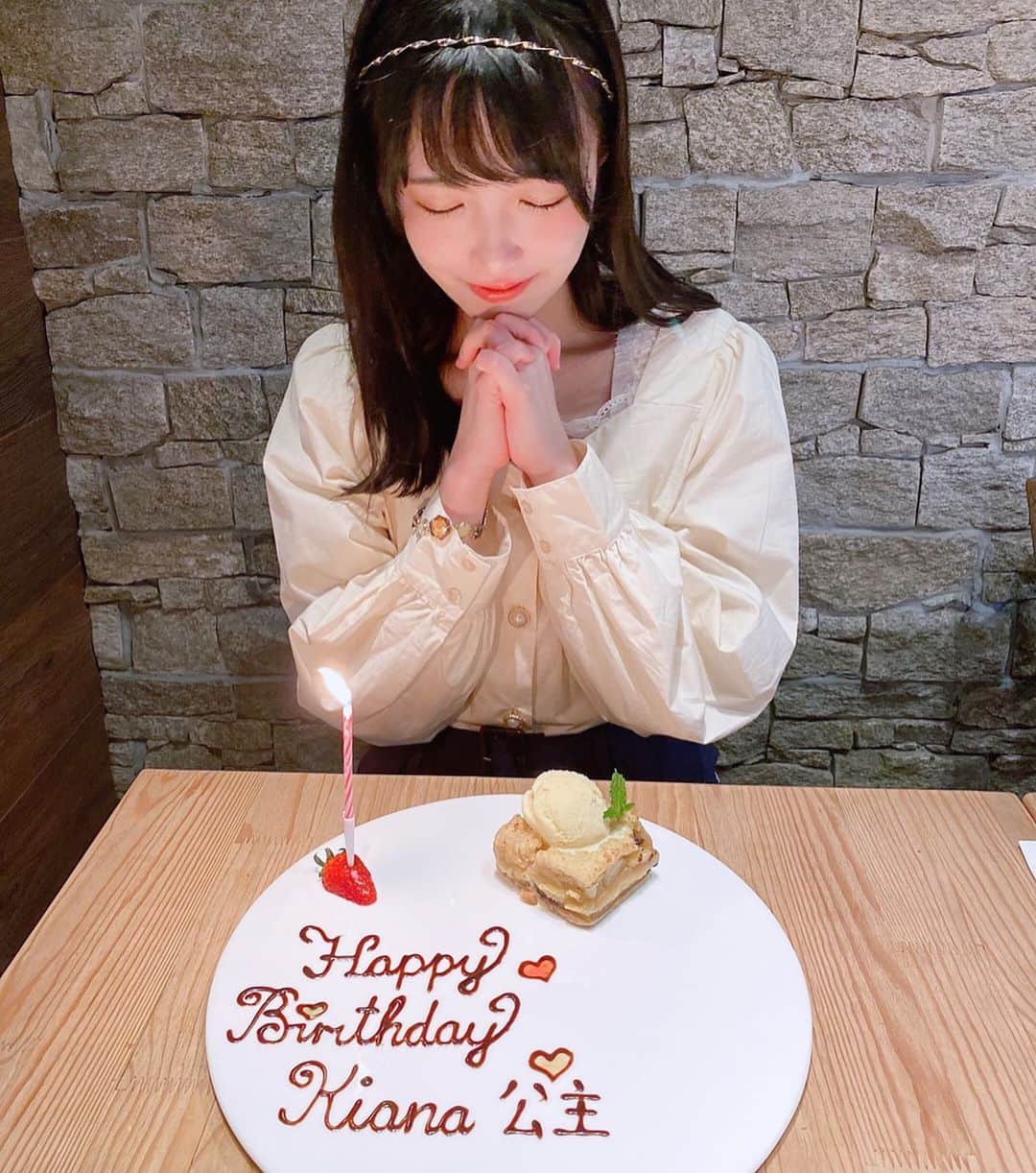 キアナのインスタグラム：「Love u lene bb 💛」