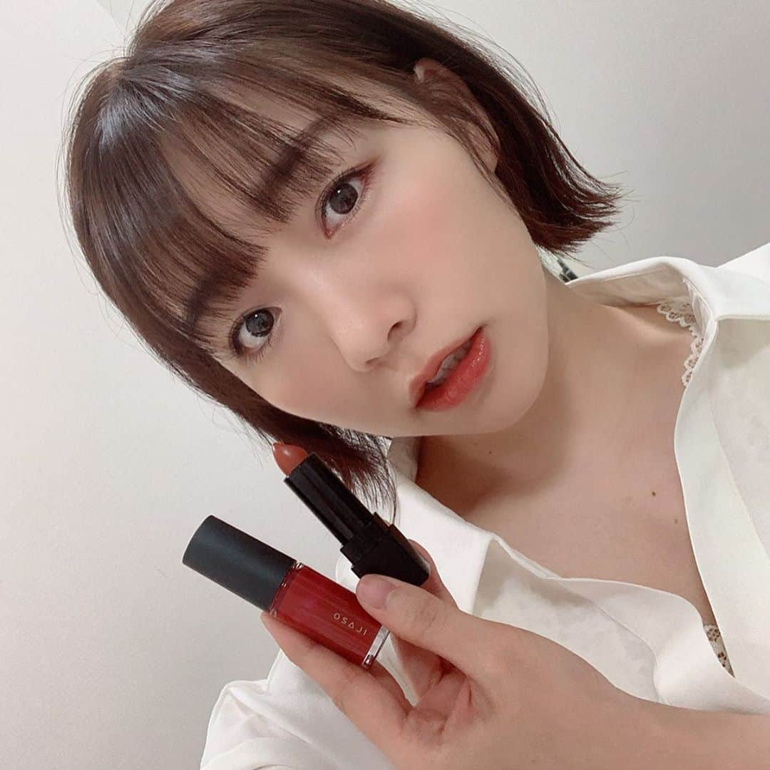 須田亜香里さんのインスタグラム写真 - (須田亜香里Instagram)「最近の須田さん。 しれーっと髪を結構切ってました。 . 重めの前下がりですが 両耳かけで外ハネするとこんな感じだよ。 . このドデスカの日のリップは #celvoke09 でオレンジの血色入れて #osaji の本音というカラーで赤身とぷるつや感プラスした。 . #外ハネボブ #前下がりボブ #春ヘア #春メイク」4月18日 21時53分 - akarisuda