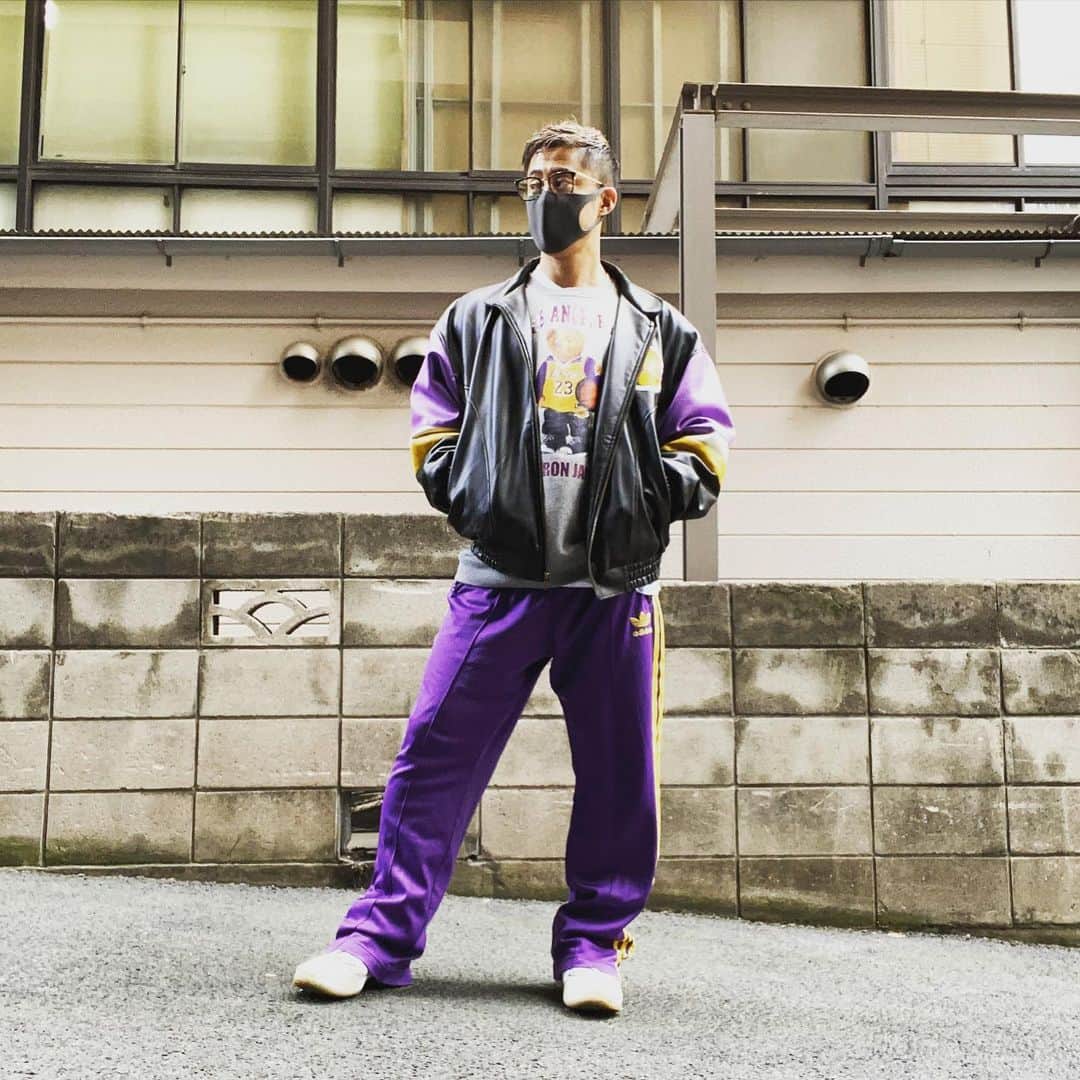 のインスタグラム：「最近は、 専らLakersカラーテンションが多いかも👱🏽‍♂️💜💛⛹🏽‍♂️⛹🏽‍♂️⛹🏽‍♂️ 出掛ける予定がなくても、 朝起きたら、 必ず着替えるっ👱🏽‍♂️🏋🏼‍♂️🏋🏼‍♂️🏋🏼‍♂️💪🏽 メリハリ大事だし、 オシャレって、 やっぱっぴ、自分のモチベーションを上げてくれる👱🏽‍♂️ 土日は、 特にガッツリ引きこもって、 快適な自粛しましょーっ💪🏽 #tokyo #japan #fashion #street #used #lakers #basketball #kobebryant #adidas #ストリート #レイカーズカラーにハマってるっ子テンション #ディスカステンション #東京」