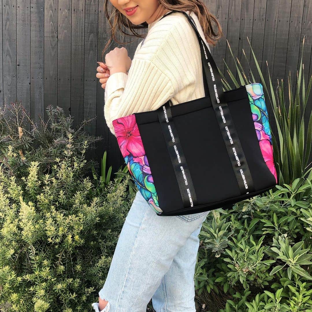 ラレイアのインスタグラム：「🌺 ネオプレーンシリーズ大人気ですよ😍🧡 ・ 再入荷してほしい！ のお声も多かったこちらのトートバッグ☺️ ショルダータイプも入荷してます✨ ・ ・ ・ ---La Leia Precious Life(ラレイア)--- @laleia_official ・ 楽天市場店 https://www.rakuten.co.jp/laleia-p-life/ ・ au wowma店 https://wowma.jp/user/52666346 ・ Yahooショッピング店 https://shopping.geocities.jp/laleia-p-life/ ・ ・ @laleia_official  @colleenwilcoxgallery_jp  #colleenwilcox#art#hawaii#aloha#surf#beach#laleia#ハワイ#フォトジェニック#インスタ映え#インスタ女子#アロハ#ビーチ#海を感じる雑貨#ラレイア#アート#ビーチガール#サーフスタイル#大人カジュアル#トートバッグ#コリーンウィルコックス#ギフト#プレゼント」