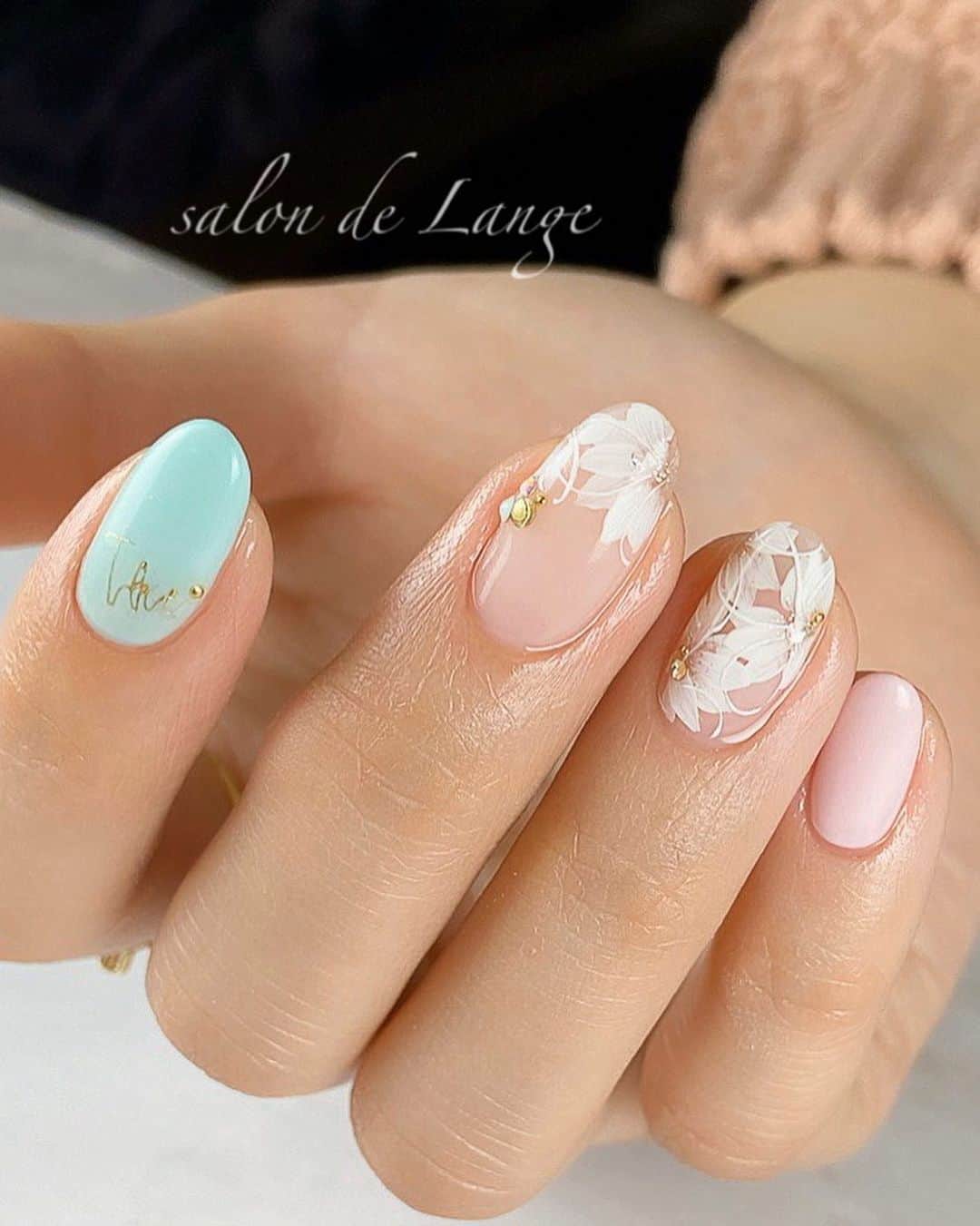 salon de Langeのインスタグラム：「* ﻿mint green とpurple﻿ のバランスを取ってくれてるのが﻿ 小指と親指に使った﻿ パステルピンク。﻿ ﻿ ﻿ ▪️ella 155﻿ 「Luxury Dull Mauve」﻿ ﻿ ﻿ 淡〜いパステルなのに﻿ 〝白〟が強いから﻿ 爪に乗せると存在感を一気に発揮する。﻿ ﻿ ﻿ 150番代のカラーたち…﻿ 今になってちょっと注目！！﻿ ﻿ 可愛すぎない可愛さ！！﻿ ﻿ ﻿ ﻿ mi-mi♡﻿ _______________________ ﻿ ﻿ ﻿ #ellabyshinygel ﻿ #ellastagram0314 ﻿ ﻿ #minakoyama ﻿ #salondelange ﻿ #サロンドランジェ﻿ #みーみ﻿ #児山未奈﻿ #名古屋のネイルサロン ﻿ #名駅にあるネイルサロン ﻿ #アートが得意なネイルサロン﻿ #爪に優しいネイルサロン﻿ ﻿ ﻿ _______________________ ﻿ ﻿ ＊salon de Lange（ｻﾛﾝﾄﾞﾗﾝｼﾞｪ）は﻿ 　ただ今休業中です。﻿ ﻿ _______________________﻿ ﻿ ﻿ #今できる事﻿ #収束後に向けて﻿ #﻿貴重な時間を #大切に過ごしてます」