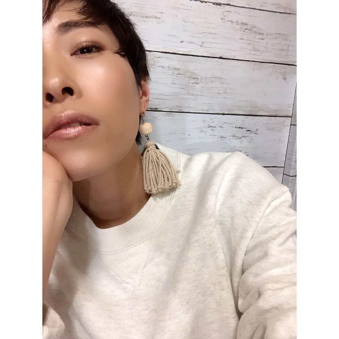 etsucoのインスタグラム：「✱ ✱ ✱ 自粛の間に腕上げた #自撮り研究 #SNOW無敵 ✱ 3枚目は自分が使っとるゲームのキャラのなりきりメイク😂 ✱ 最後は相変わらずふざけとる。 ✱ 普段やらん事とかやると面白い。 ゲーム仲間達からめっちゃ似てると褒められて嬉P。 ✱ 色んなことやって元気出す。 ✱ ✱ #自粛中 #キャラは自粛してない #岩崎全開 #自撮りの神様降臨 #使っているゲームキャラは長身ムキムキ男子 #でも中身は低身長おじさん」