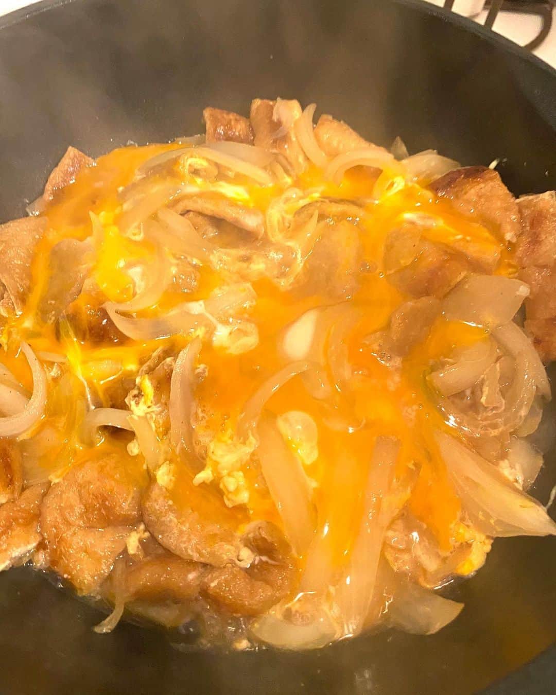 吉田悠希さんのインスタグラム写真 - (吉田悠希Instagram)「❤︎﻿ ﻿ ﻿ きつね丼作りました🦊﻿ お肉じゃなくて油揚げ。玉ねぎもたっぷり🧅﻿ ﻿ ﻿ ﻿ 油揚げをフライパンでカリッと両面焼いて、﻿ だし汁・醤油・みりん・砂糖と一緒にぐつぐつ。﻿ 途中で玉ねぎ加えて蓋してぐつぐつ。﻿ ﻿ ﻿ 味染みた感じがでたら、溶き卵をうえから﻿ ふわーとかけて固めて完成🥚﻿ ﻿ ﻿ ﻿ ﻿ #おうち時間 ﻿ #きつね丼 ﻿ #晩ごはん献立 ﻿ #時短レシピ」4月18日 22時11分 - yuki__yoshida__914