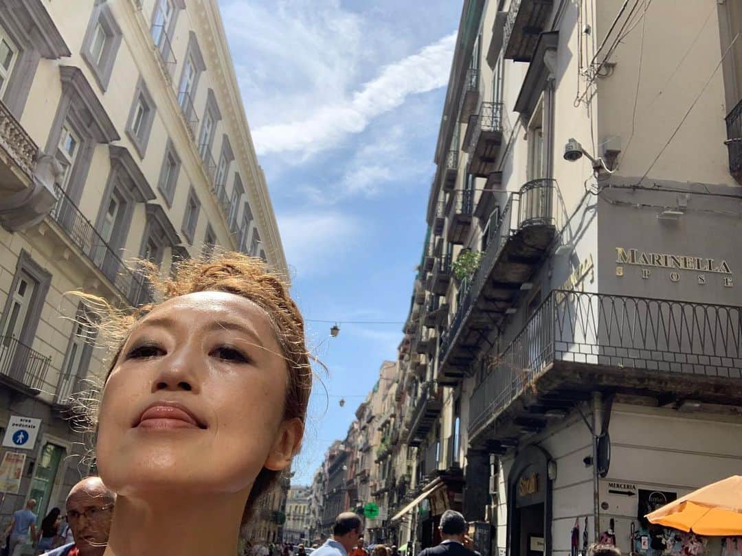 広崎うらんのインスタグラム：「Ciao Napoli 2🇮🇹September 2019  ナポリでマルゲリータ発祥の店はむか〜し行った事あるので、イタリアのお友達に今のオススメの店を教えて貰った😆店の前が人集り過ぎてレストランだって分からず行ったり来たり😵なぜなら店で4€のピザが、折り折りして手渡しで1.5€やったから😍✨店でマルゲリータ食べ、リコッタチーズ入りのフリットを列車用にテイクアウトしてフィレンツェへ！  つづく  #南イタリア #イタリア #ヨーロッパ #旅　#italy #europe #journey」