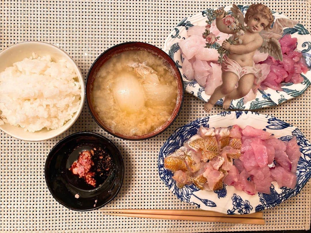 里美ゆりあのインスタグラム：「今日の#お家ご飯 は怪我しながらも #釣り あげた#アカムツ #のどぐろ #鯖 師匠から頂いた#メダイ  病院行ったり来週もお寿司なので やむおえず下処理せず寝かさず食べてしまった為、水っぽい。 美味しそうに撮れなかったからスタンプで隠させてね笑 アカムツは人生初バーナーを使って炙ったよ(◡‿◡ฺ✿) 家でバーナーはちょっと怖かった💦 味は流石の#ノドグロ　美味しかった🎶 魚の脂で飲む#味噌汁 がたまらなく 鬼うま〜❤目玉の#コラーゲン たっぷりで#ぷりぷり ✨  #ごちそうさまでした  #おうち時間  #魚料理  #fish #fishing🎣  #Japan #釣り好きな人と繋がりたい」