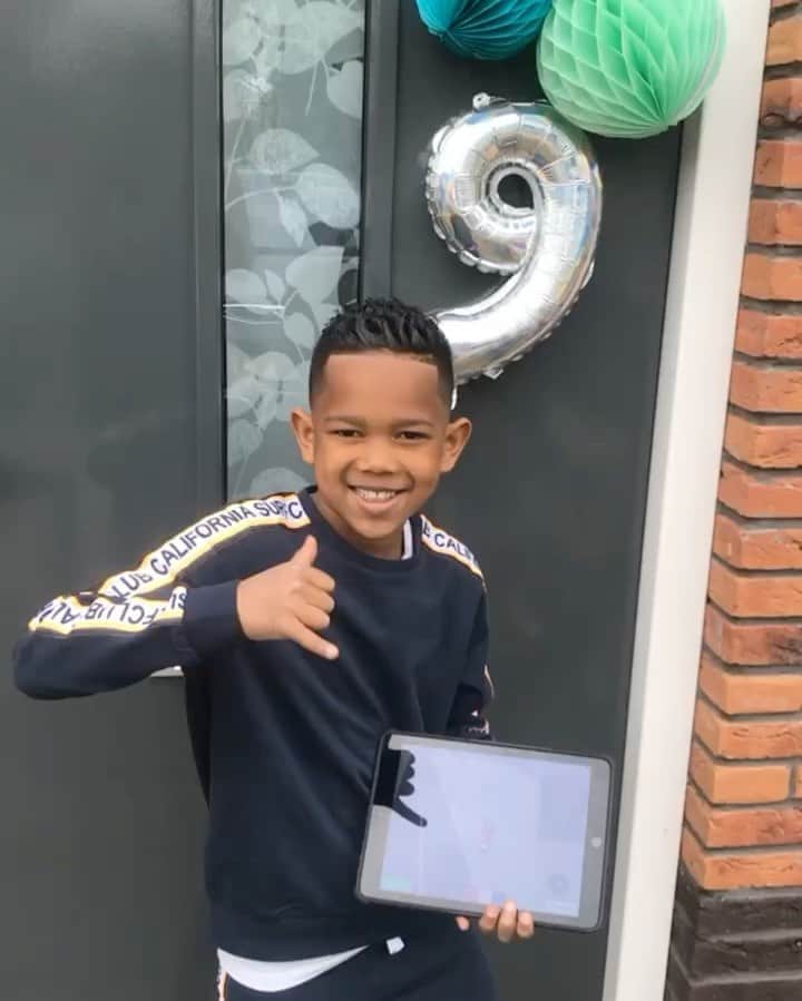 ウルビー・エマヌエルソンのインスタグラム：「Kleine jongens worden groot. HBD mini me 🥳🥳❤️❤️」