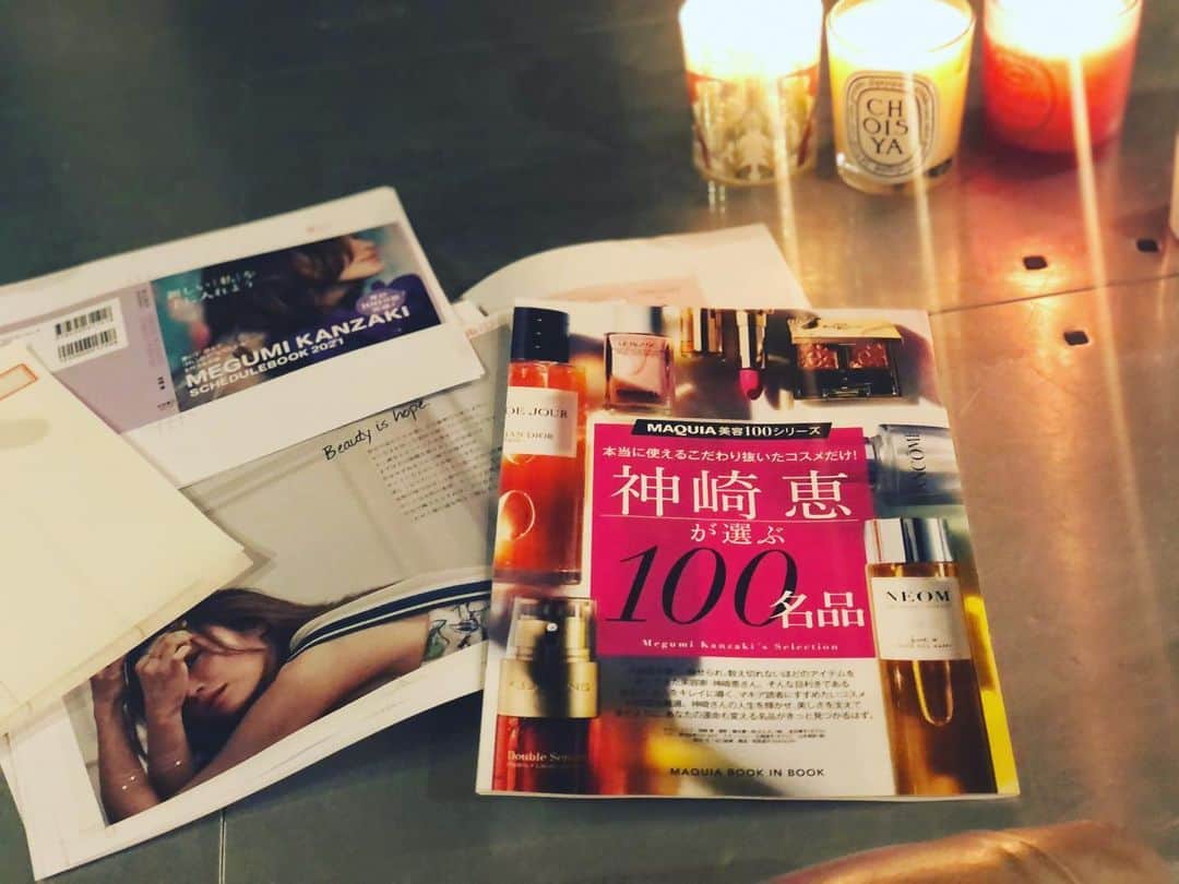 神崎恵さんのインスタグラム写真 - (神崎恵Instagram)「2021年のschedule book、製作中。 来年の色も中身も、かなり素敵になるんです🤍 先のことを想像したり考えたりする。 気持ちが少し軽くなるなぁと感じています。 そして届いたばかりの『神崎　恵が選ぶ　名品100』4月22日発売のMAQUIAのBOOK in BOOK📕 年代別、悩み別、スキンケアからメイクまで。 テーマに合わせてだったので、 100に絞るのが本当に難しかった！ まだまだご紹介したい名品がいっぱいなんです。 またご紹介させてください😌 これからMAQUIAで始まる『100』BOOK in BOOKシリーズのトップバッターということで、気合を入れてつくりました。 楽しんでいただけますように。  今日はコスメ部屋の片付けを始めました。 まだまだ完了までは程遠いけれど、「これは‼️」というもの、また発掘できるかと思うとやる気がでる💪✨ ご紹介できるのが楽しみです。 明日は、3時か4時くらいにインスタライブをやりたいなと思っています。　 我が家の定番スムージーとか、調整スープとか、キッチンでやろうかなぁ。。できるかなぁ。。どうだろう。。と。キッチンに立つときのヘアメイクとかも。。 ゆったりとした時間にできたらと。 明日、ご一緒できるのを楽しみにしています😌 #MAQUIA #神崎恵名品100 #インスタライブ」4月18日 22時36分 - megumi_kanzaki