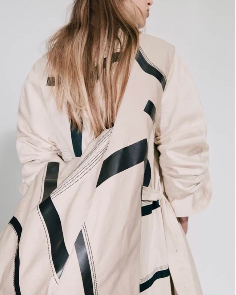 エステルデヴェのインスタグラム：「Beige & black print courtesy of @josephfashion」