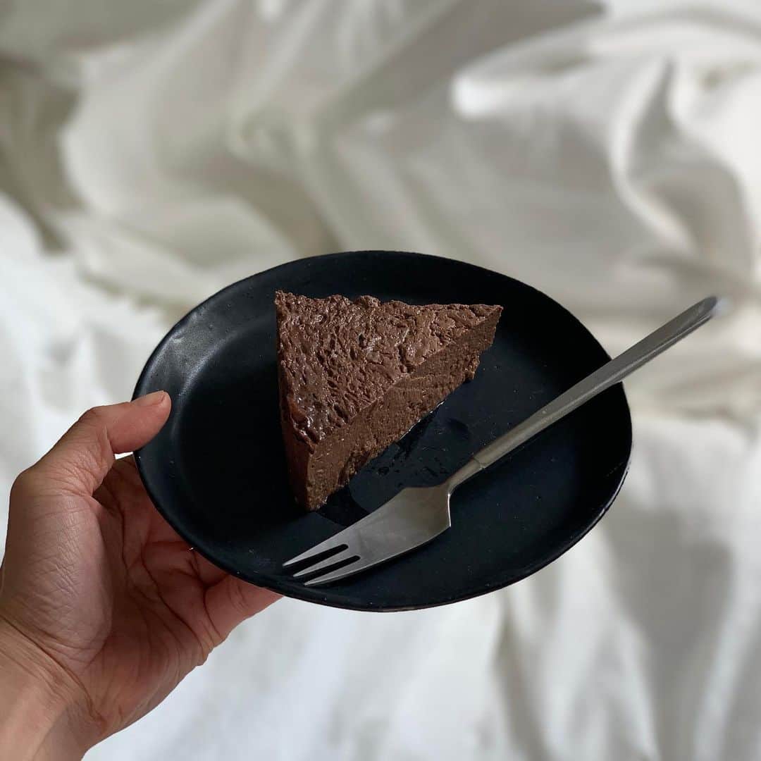 斎藤なりのインスタグラム：「小麦類を一切使ってない超ヘルシー 激ウマお豆腐ガトーショコラ作ったよ🥄💮 . 普段スイーツは買う派でバレンタイン以外 作る習慣は全く無かったのですが、、、 お家にウィスキーボンボンショコラが残ってたので 折角なら #おうち時間 を使って作ってみたよ🌷 . 小麦類の代わりにお豆腐を使った 超ヘルシー&超低糖質！ . しかもレシピでは必要と書いてあったんだけど お家のレンジがオーブン機能ついてなくて… 試行錯誤でレンチンしたら大成功！ 激ウマでした🥺✨ . #豆腐ガトーショコラ　#お豆腐ガトーショコラ　#低糖質ガトーショコラ　#糖質オフガトーショコラ　#糖質offガトーショコラ #糖質カットガトーショコラ　#手作り低糖質スイーツ　#低カロリーガトーショコラ　#手作り低カロリーガトーショコラ　#低カロリーケーキ　#低糖質ケーキ　#となりの食卓　#料理好きな人と繋がりたい #料理友達募集中　#朝ごはん #朝ごはんの記録 #おうちあさごはん #おうちごはん #あさごはん #いえごはん #家ごはん #朝食 #iegohanphoto #フーディーテーブル #和食 #和食朝ごはん #和食ごはん #豊かな食卓 #朝時間」