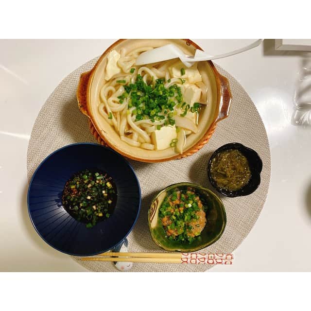 のインスタグラム：「うどん派？蕎麦派？ 私はおうちで食べるならうどん派❣️外で食べるなら蕎麦派です💖👍みんなはどっち？😋 #うどん #そば #どっち #自炊 #外食 #ゆかりんご飯 #三島ゆかり #ゆかりんご #和食 #日本食 #japan #japanesefood #udon #soba #instagood #instalike #instafood #follow」