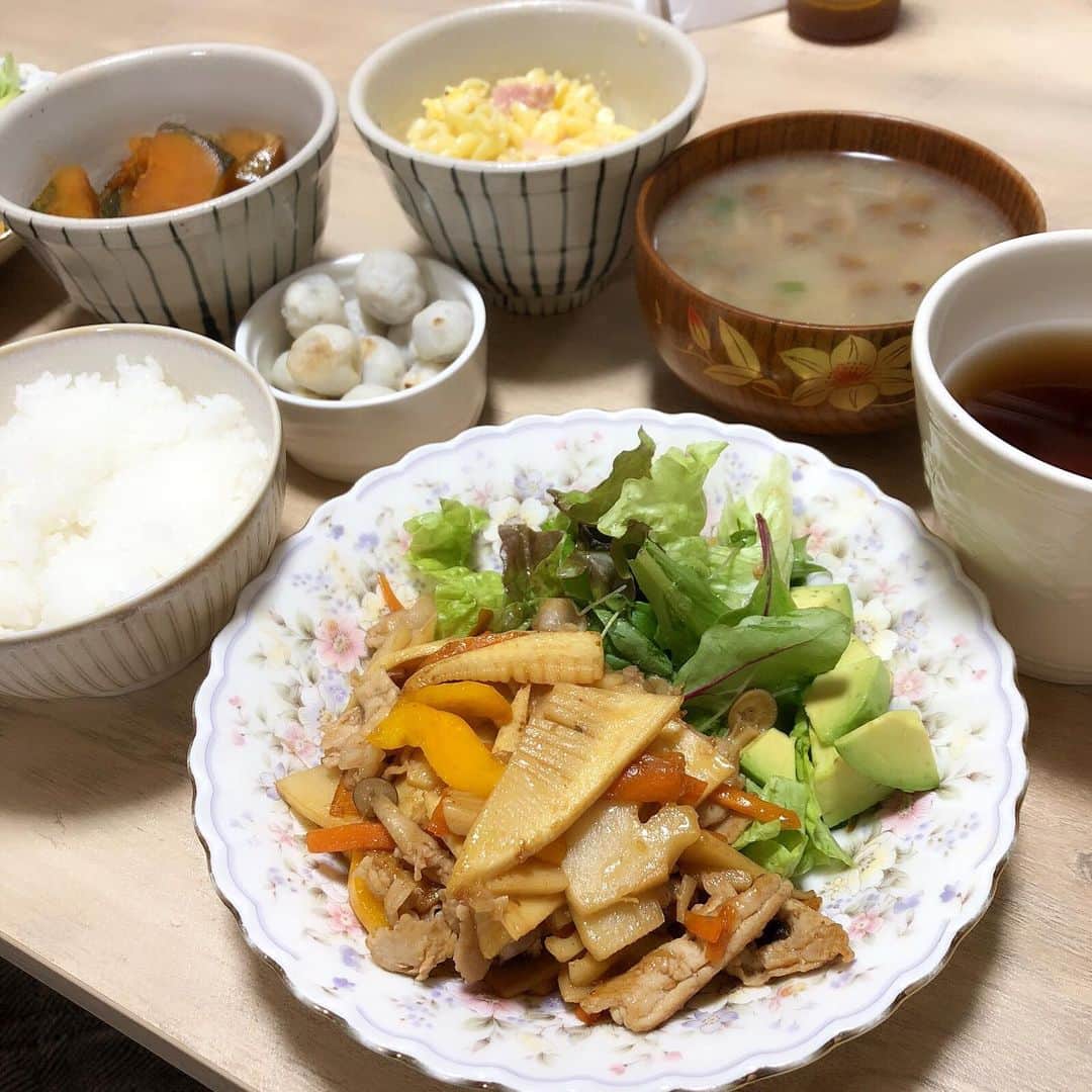 のインスタグラム：「毎日毎日﻿ ﻿ ごはん作っては食べて寝て💤笑﻿ ﻿ ﻿ こんな中でも﻿ ﻿ 1日はあっという間に﻿ ﻿ 過ぎてゆくもんですね😅﻿ ﻿ ﻿ ﻿ ﻿ ﻿ 今日は﻿ ﻿ 大量にいただいたたけのこと﻿ ﻿ 豚肉を﻿ ﻿ 炒めました〜🤩 ﻿ ﻿ ﻿ これだったら﻿ ﻿ たくさんたけのこ食べられる♪﻿ ﻿ 食べ過ぎは注意ですけどね🙅‍♀️﻿ ﻿ ﻿ ﻿ 味噌汁量多すぎ笑 ﻿ #たけのこ﻿ #筍﻿ #筍料理﻿ #料理﻿ #マエユカ成長日記 😂﻿ #マエユカクッキング﻿ ﻿」