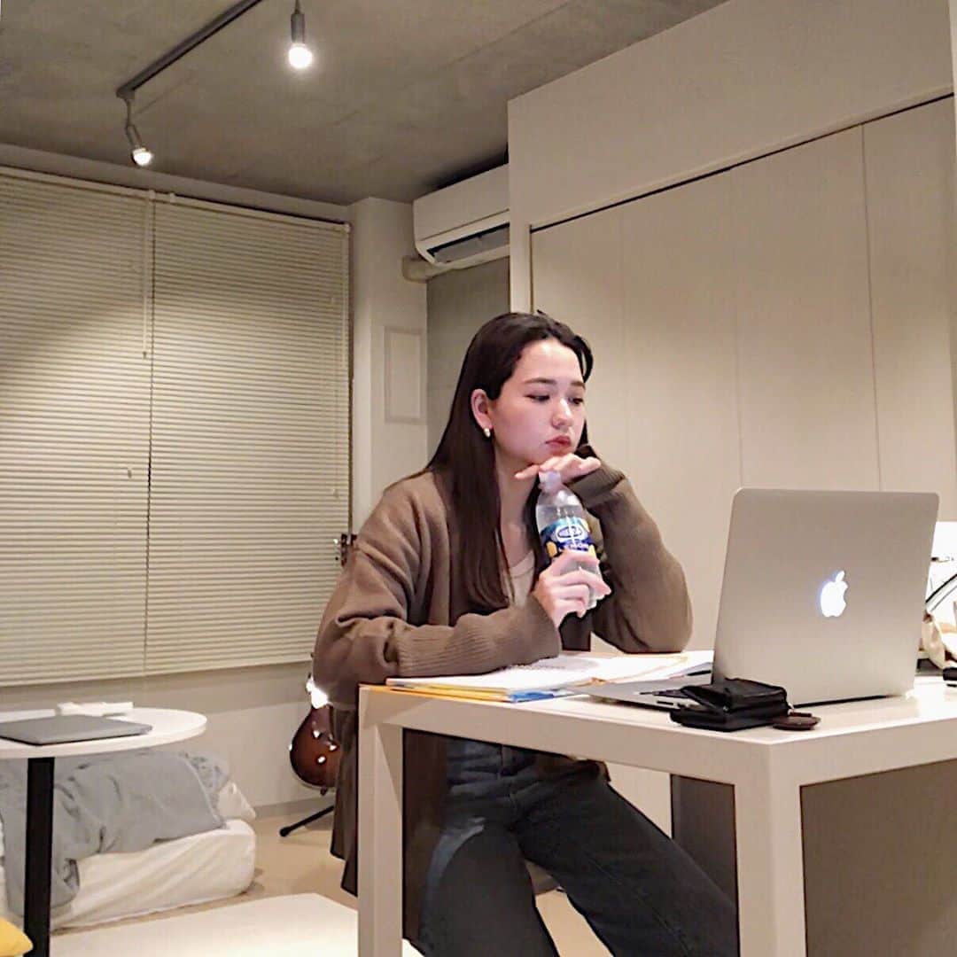 加藤愛里クリスティーナのインスタグラム：「. . 今月から仕事が始まって、未知の世界に飛び込んで不安なこともたくさんで そんな中でYouTubeも他のお仕事も頑張りたくて、たまにあぁぁぁぁってなる時があるけど 今までの自分がやってきたことを信じて 頑張っていこうかなって思った それぞれみんな大変なことが多いと思うけど一緒にがんばろ〜😭 . #私とウィルキンソン #PR」
