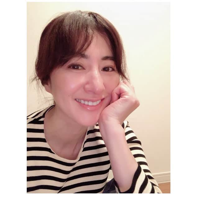 前田ゆかのインスタグラム：「今日は家から1歩も出ることなく過ごした#stayhome 自粛の週末。  今日は#stayhome でヘッドスパを！ #AMRITARA ヘアースカルプケアオイルをバスタイム前に頭皮全体にオイルをもみこみ5分置きます。その後、  いつものシャンプーをすると頭皮も解れ髪もパサつきがなくなります。  リフレッシュボディバスソルトは 免疫、リラックスケア。 抗菌作用、抗ウィルス作用に優れたユーカリにレモンマートル。 毛穴の奥から老廃物を確り吸着する天然重曹が肌をすべすべに！ 岩塩が体を芯から温めてくれます。  この瞬間、アムリターラの自然の恵みリラックスアイテムをストレスを溜め込まずリラックスして過ごすことが何より大切なのです。  #アムリターラ #リフレッシュボディバスソルト #レモンマートルユーカリ #ベジガーデングロッシーヘアオイル  #オレンジラベンダー #スキャルプケアオイル #外に出なくてもナチュラルメーク #ストレスフリーバスタイム」