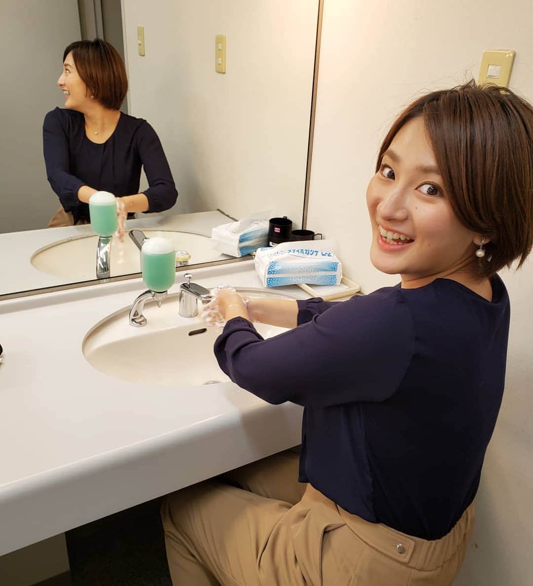 橋本真衣のインスタグラム：「. 手洗い動画に挑戦中の佐藤ちゃん🤗 本日夜９時放送の#ヤバウンサー に登場します🙄❤ 見てね見てねっ . . #フジテレビ#明石家さんま さん#テレビ西日本#佐藤有里香 アナ#阿江保智 アナ」