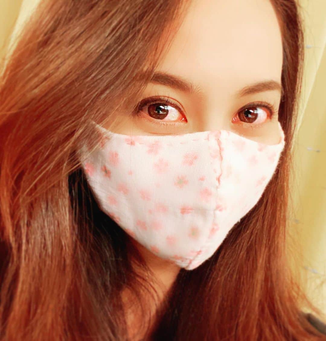 富永沙織さんのインスタグラム写真 - (富永沙織Instagram)「母が手作りマスクを作ってくれました🍀✨ I got a handmade mask from my mother☺️ ・ #手作りマスク  #愛情  #花柄  #handmademask  #母 より #プレゼント  #手縫い  #pinkmask  #present  #staysafe  #ガーゼハンカチ で #あたたかい #このまま  #眠れそう ☺️」4月18日 13時50分 - saori_tominaga