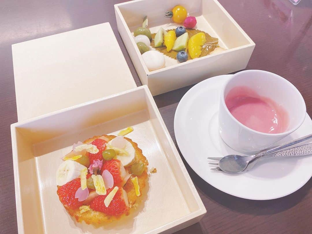 秋波愛さんのインスタグラム写真 - (秋波愛Instagram)「✿.* . . . 🍓ジュヴァンセル( @jouvencelle_kyoto )🍓 . 京都行く時は絶対この店行くの🥰 . いつも祇園フォンデュ頼むんだけど、 期間限定の春フォンデュ出てた🤤🍓 . 抹茶フォンデュも好きだけど これもすごく好きな味💓💓 . . . 撮り溜めてた写真をちょこちょこあげてくね～〜📸 . . . #ジュヴァンセル #ジュヴァンセル祇園店  #祇園フォンデュ #春フォンデュ #桜 #苺  #抹茶フォンデュ #苺フォンデュ #カフェ  #カフェ巡り #祇園カフェ #京都カフェ  #京都 #祇園 #京都旅行 #京都観光 #おでかけ  #jouvencelle #kyoto #kyotojapan  #kyototrip #kyotocafe #fondue  #あいちん #秋波愛 🐇🎀」4月18日 13時50分 - akinamiai