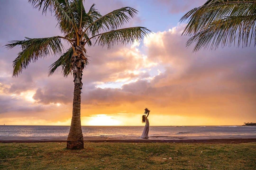 南美沙さんのインスタグラム写真 - (南美沙Instagram)「この日は、素敵なsunsetでした🌅✨✨. . . .  海に入れるマリンドレス👗. @allies___ 💐. . .  @allies___ . #allies #アリーズ #marinedres #マリンドレス #loveisfree #愛をもっと自由に #ウェディングドレス #ハワイウェディング #沖縄ウェディング #リゾートウェディング #結婚式 #記念日フォト #フォトウェディング #海に入れるドレス #泳げるドレス #ウェットドレス #結婚式 #アニバーサリーフォト  #hawaiiwedding #resortwedding #weddingdress #weddingphoto #trashthedress  @paulele_hawaii」4月18日 14時06分 - miee.misa