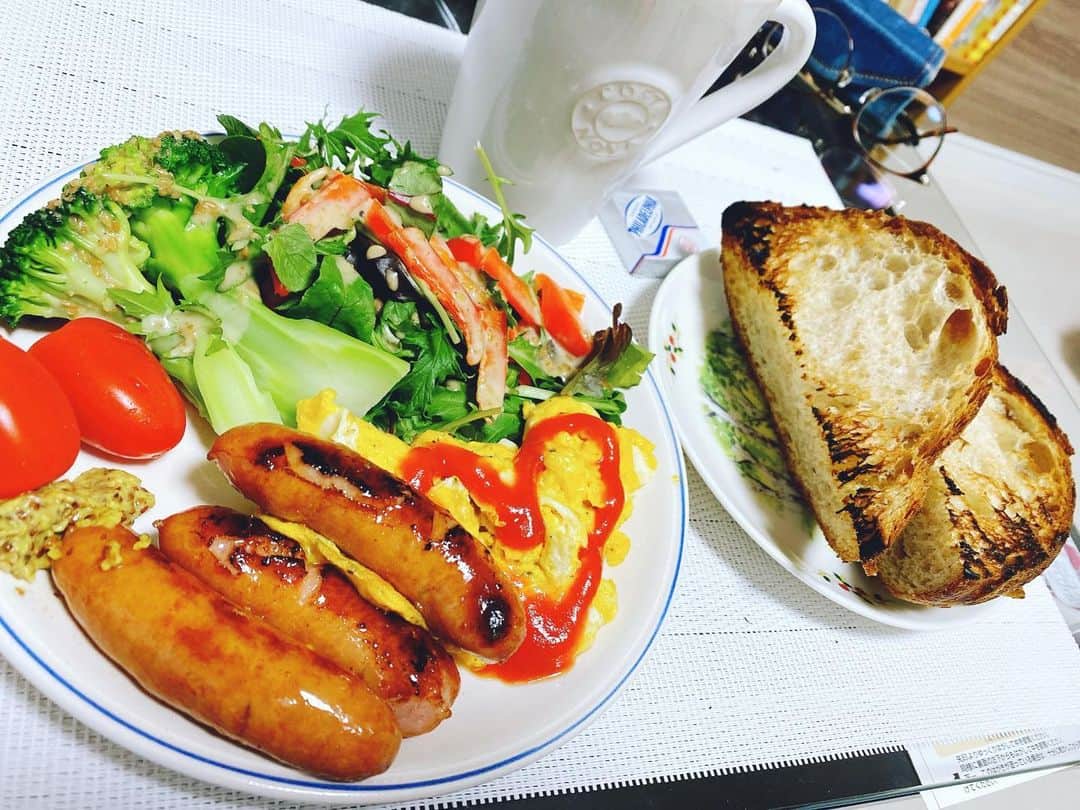 小川麻琴さんのインスタグラム写真 - (小川麻琴Instagram)「好きな物を食べて気分をあげるのだ🤩💕 #ランチ #サラダ  #スクランブルエッグ  #ウィンナー  #ライ麦パン  #パン大好き  #自分の機嫌は自分でとる #まことパン  #まことベーグル  #パンスタグラム」4月18日 14時00分 - 1029_makoto