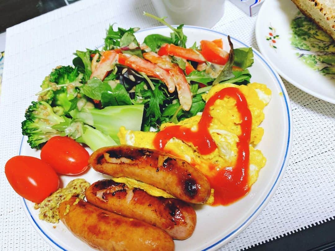 小川麻琴さんのインスタグラム写真 - (小川麻琴Instagram)「好きな物を食べて気分をあげるのだ🤩💕 #ランチ #サラダ  #スクランブルエッグ  #ウィンナー  #ライ麦パン  #パン大好き  #自分の機嫌は自分でとる #まことパン  #まことベーグル  #パンスタグラム」4月18日 14時00分 - 1029_makoto