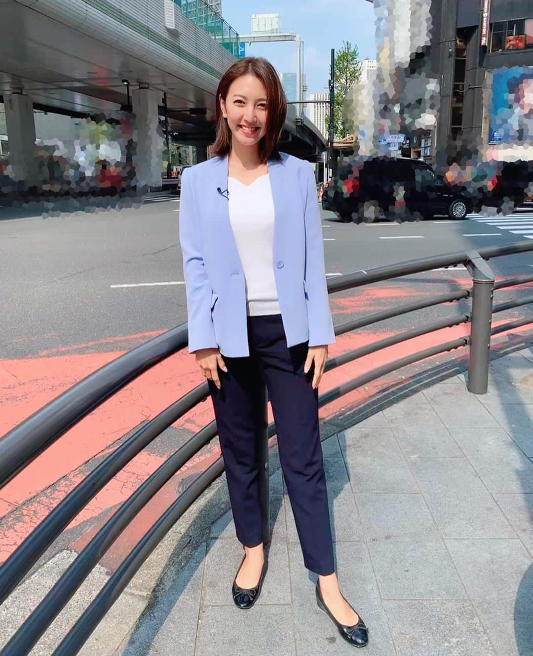 小澤陽子さんのインスタグラム写真 - (小澤陽子Instagram)「𝚊𝚝 𝚠𝚘𝚛𝚔☻  月9『SUITS season2』が始まっていますね…👔✨ 来週に備え、第一話、これから観ます📺  普段、私もスーツではありませんが、 現場取材で走り回ってる時は、 ”ジャケット＋パンツスタイル” なので、 そちらの衣装も載せてみます☺️ 👚👖. . . #本日の髪型と衣装🌸 〜 ジャケパン ver. 〜  色んな現場をこの目で見て、色んな経験をさせていただき、日々様々なことを肌身で感じています。  脚元は、１日中 沢山歩き回りますし、 どこに行くかもわからないし、 たまに走ったりもするので、 ぺたんこ など、歩きやすい靴が多いです👟🌱. . . #たまにつんつるてん。笑 #報道 #フィールドキャスター #LiveNewsit! #アナウンサー衣装 #ジャケパン #衣装 #オフィスコーデ #ジャケパンスタイル #ジャケットコーデ #月9 #SUITS #SUITSseason2」4月18日 14時01分 - yoko.ozawa729