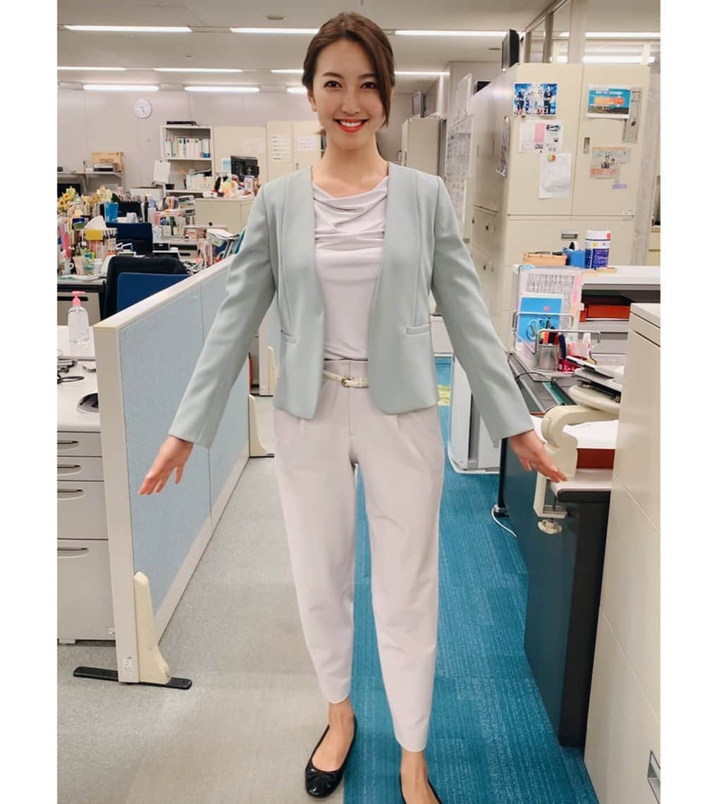 小澤陽子さんのインスタグラム写真 - (小澤陽子Instagram)「𝚊𝚝 𝚠𝚘𝚛𝚔☻  月9『SUITS season2』が始まっていますね…👔✨ 来週に備え、第一話、これから観ます📺  普段、私もスーツではありませんが、 現場取材で走り回ってる時は、 ”ジャケット＋パンツスタイル” なので、 そちらの衣装も載せてみます☺️ 👚👖. . . #本日の髪型と衣装🌸 〜 ジャケパン ver. 〜  色んな現場をこの目で見て、色んな経験をさせていただき、日々様々なことを肌身で感じています。  脚元は、１日中 沢山歩き回りますし、 どこに行くかもわからないし、 たまに走ったりもするので、 ぺたんこ など、歩きやすい靴が多いです👟🌱. . . #たまにつんつるてん。笑 #報道 #フィールドキャスター #LiveNewsit! #アナウンサー衣装 #ジャケパン #衣装 #オフィスコーデ #ジャケパンスタイル #ジャケットコーデ #月9 #SUITS #SUITSseason2」4月18日 14時01分 - yoko.ozawa729