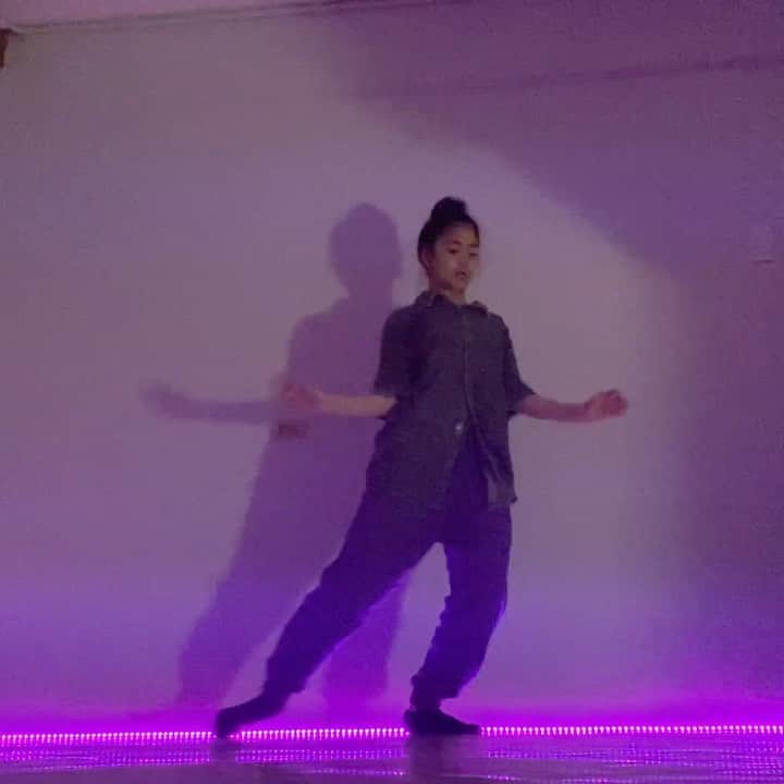Niana Guerreroのインスタグラム：「a lil groovy freestyle at home 🏡💃🏻 #stayathome #quarantine #dance」