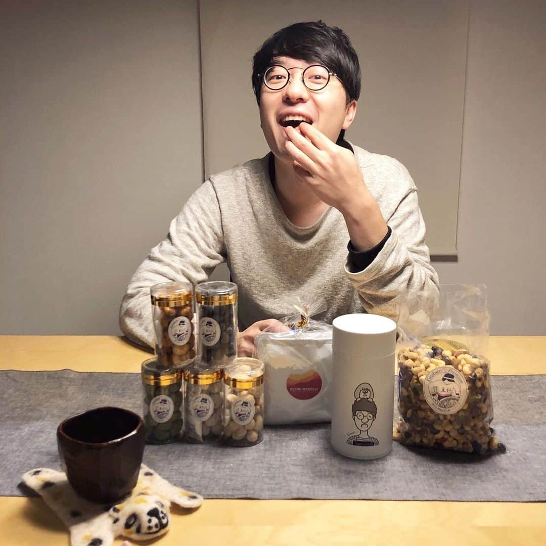 みわこさんのインスタグラム写真 - (みわこInstagram)「＊ 【50コ限定！来週水曜日から先着順で順次発送します。 ［豆仁×みわこスペシャル お豆セット] 販売開始しました】 . 兵庫県の苦楽園にあるカシューナッツ専門店 豆仁（ @mamezin ）さん夫婦と わたしたちが仲良くなったのは、大阪出店がきっかけでした。 豆仁さんもうちと同じく、ご夫婦でお仕事をしてて、 いつもイキイキ、はつらつ、笑顔がすてきで。 しっかりとした強い芯と胸を張れる商品を持っていて fantastic marketで会える度、元気を貰っていました。 . 最後に会えた日だって、「春になったらまたすぐに 会えるね〜」ってかるーくお別れしたのにな。 ひさびさに声が聴きたくなって電話をしたら いろんな近況報告とともに、 「おなじものたべよう とってもいいねぇ」と エミさんはいつもの元気な声で言ってくれました。 「そんなわけだから、わたしは会えない時こそ 豆仁さんのお豆が食べたいんよ〜」と言うと 「わたしたちも、オーバッシュのパンに 元気をもらいたいって思ってた！」と、やっぱり 結局離れていても同じような気持ちだったのでした。 . そんなこんなでどれにしようか一晩悩んで、笑 ようやく決めてお取り寄せすることにしました。 でもせっかくなら、いたぎ家さんの時みたいに、 #おなじものたべよう が フォロワーさんといっしょにできたら…… みんなでおなじもの食べて繋がってほっとして、 それで豆仁さんとお豆職人さんを 少しでも支えられるのならば、重ねていいのかもなぁ。 . そんな想いで、今回は特別にコラボ通販 「豆仁＆みわこスペシャル お豆セット」を作ってみました。 わたしが悩んで選んだ5種のカシューナッツ豆菓子と （抹茶、竹炭、きなこ、アールグレイ、一味） ミックスナッツ袋、豆仁ドリップパックのセットです。 手元に残っていためがねくん缶を豆仁さんへ送ってます。 ご注文のお客様へ1セットにつき1缶同梱してくださるので、 よかったらミックスナッツをいれるのに使ってください。 (ノベルティなので多少の凹みや小傷などはお許しください。 詳しくは @mamezin のアカウントへ） . それと、あす日曜の夜19時ごろから インスタライブでミックスナッツを使った 夕ごはんのおかずを作る予定です。 （仕事の進み具合で時間が読めずごめんなさい） 実はまだ何を作るか決めてないんだけど、 また例のごとくほのぼのやっていると思うので よかったら見てみてくださいね〜♡📺☺️🤓🍳」4月18日 14時20分 - meganeandmiwa