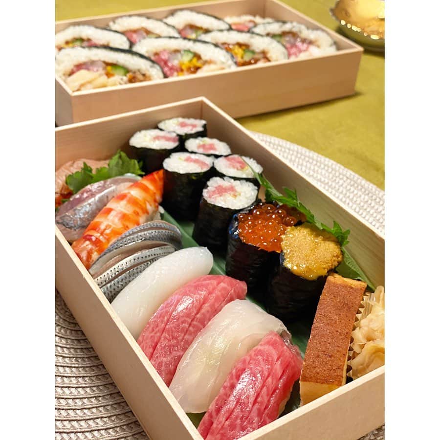 新井麻希のインスタグラム：「* 大大大大好きなおしす屋さんが、テイクアウトを始めた🍣！ * しかし、そのお寿司屋さんのインスタの写真は、私の撮ったものと上下逆だった。 * お寿司の上も下も分からないけど、ほっぺた落ちるくらいうまかったし、太巻きが異常に太かった(´Д` ) * #鮨まつした #鮨テイクアウト #寿司テイクアウト」