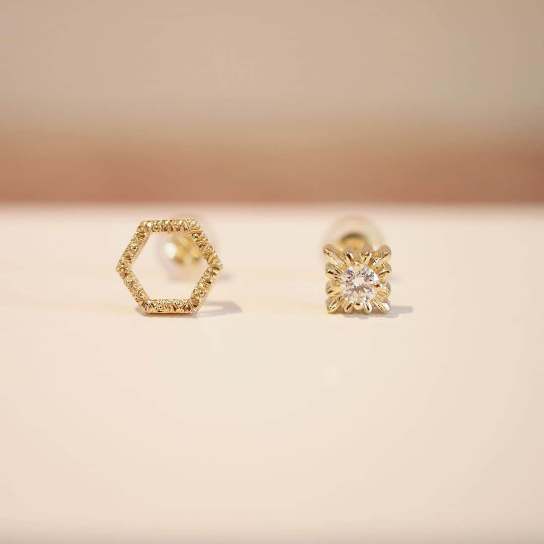 常岡康弘さんのインスタグラム写真 - (常岡康弘Instagram)「K18YG / diamond pierce. . 六角形をモチーフに手彫りで模様を入れたピアス & ダイヤモンドピアス. . #tsuneokajewelry#ピアス#ゴールド#k18#ユニセックス#ハンドメイド#ジュエリー#六角形」4月18日 14時24分 - tsuneokajewelry