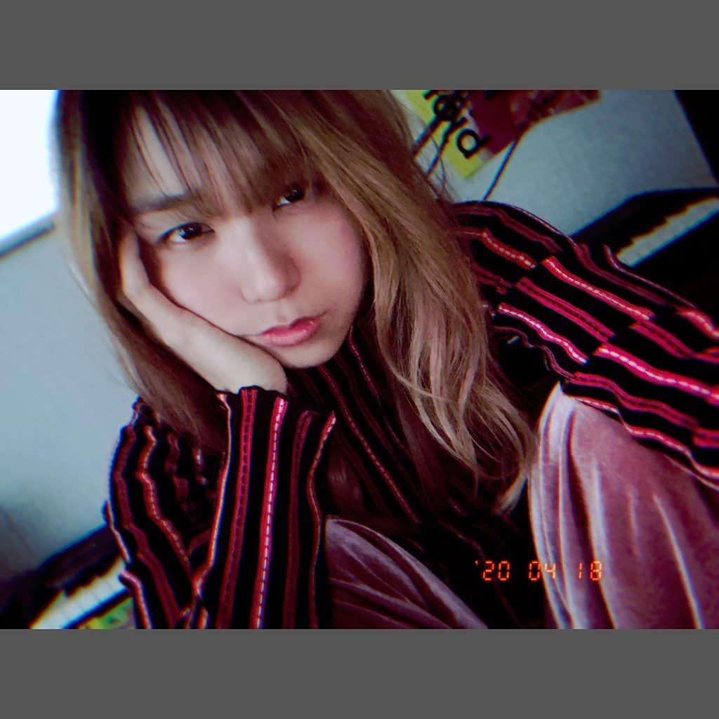 のインスタグラム：「昨夜、前髪を切りたい衝動に駆られ。 どうせまたすぐ伸びる✂︎ 外は雷がゴロゴロ⚡︎⚡︎⚡︎」