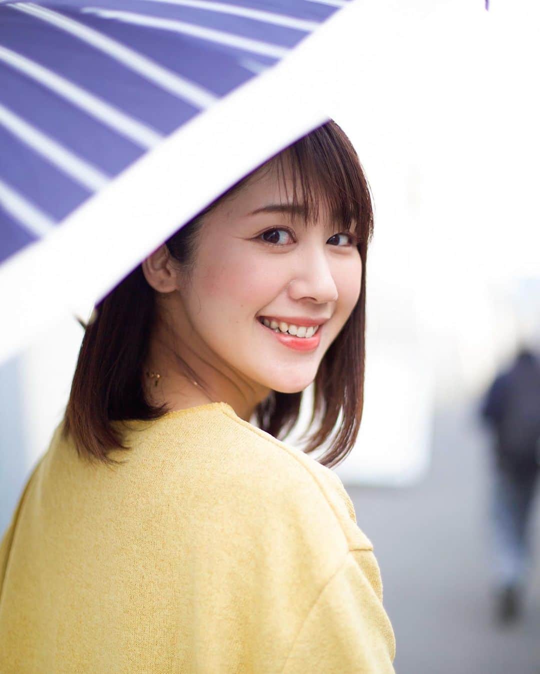 Yuri Sakuraiさんのインスタグラム写真 - (Yuri SakuraiInstagram)「: 今日は不安定なお天気✧ 何年も使ってた傘を新しく 変えたいなーって何気なく話してたら、 カフェの店長で、人気メニュー鶏カツの 代表をやってる @ue__yu が、 プレゼントしてくれた傘♪ : 私は、くせ毛だから、 雨が苦手なんだけど(笑)、 新しい傘だとなんか気分も良くなる♪ : #プレゼント#傘#雨の日コーデ #エムケー#くせ毛#綾瀬はるか似#綾瀬はるか 似 元 #乃木坂46#斎藤ちはる 似#司会#MC#アナウンサー#present#mkcafe#mktv#桜井有」4月18日 14時39分 - yuri_sakuraiii