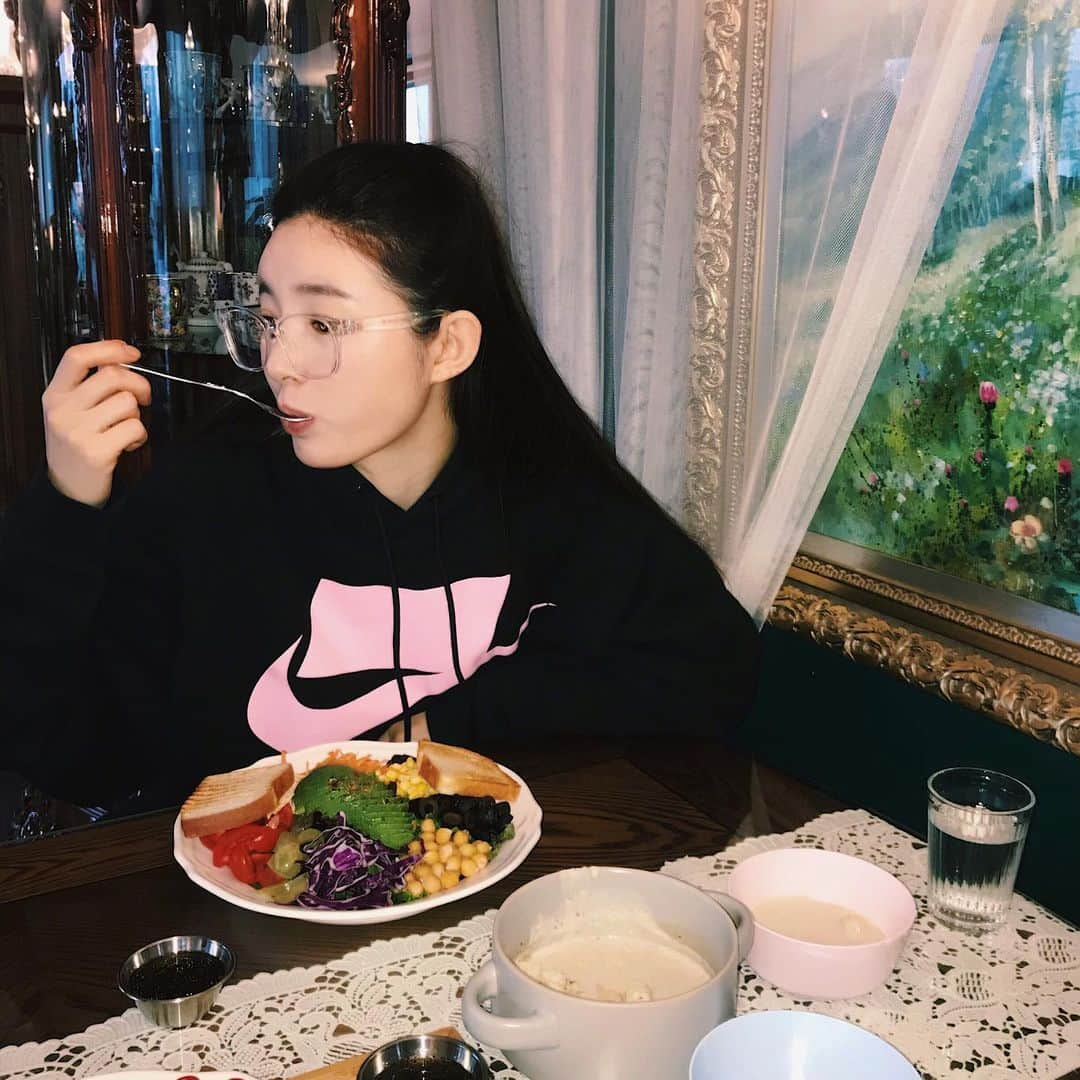 ユ・スンオクさんのインスタグラム写真 - (ユ・スンオクInstagram)「-> 🤲🏻📸 #🍵#🥗」4月18日 14時46分 - seungok_yu