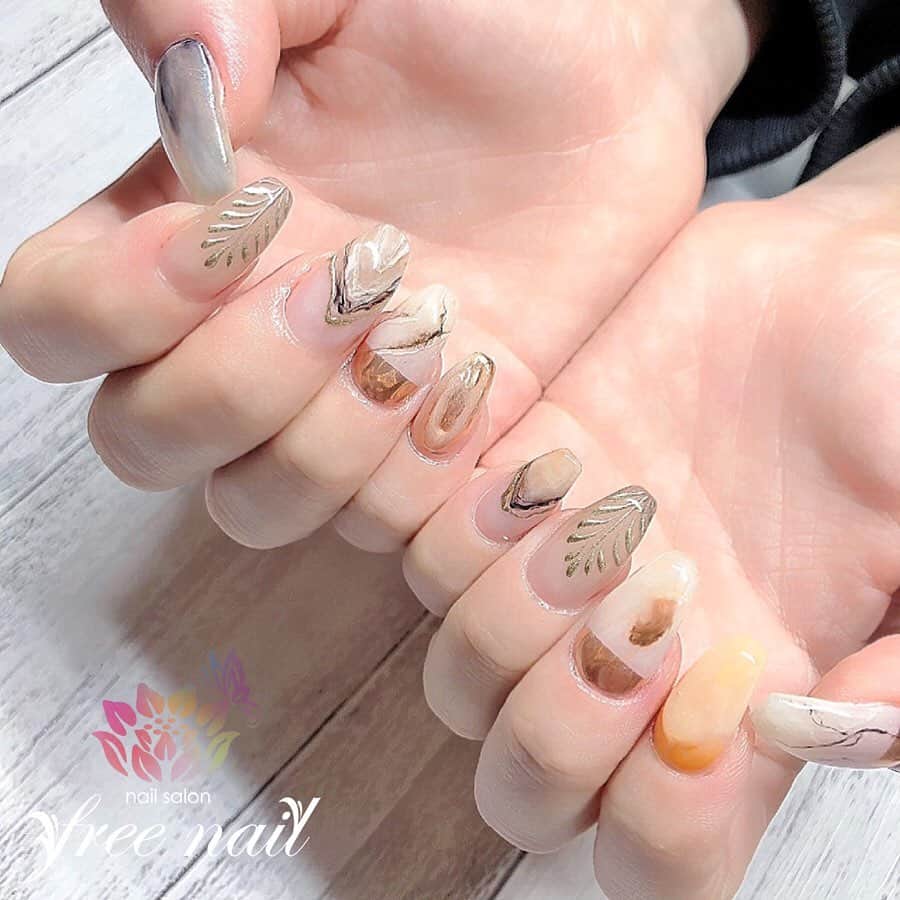 free nail フリーネイルのインスタグラム：「. お客様ネイル💅🏻🌷✨ . アースネイル🌏✨ . トレンドのスクエアロングでおしゃれ感アップ🤖💫 . ⇨スワイプして動画も見てね▶︎☝︎🎬✨ . ご来店ありがとうございました🙇🏻‍♀️🙇🏻‍♀️🙇🏻‍♀️💗 . freenailは、緊急事態宣言発令を受け、 4/13〜5/6まで臨時休業中です。 お客様にはご不便をおかけし大変申し訳ございませんが、ご理解賜りますようお願い申し上げます。 . #ネイルアート #ジェルネイル #ネイルサロン #大阪ネイルサロン #ネイルデザイン #ネイルチェンジ #アースネイル #天然石ネイル #ミラーネイル #メタリックネイル #アースカラーネイル #デザインネイル #トレンドネイル #シンプルネイル #大人ネイル #スクエアネイル #スクエアロング #春ネイル #springnails #nailsart #nailsdid #美甲 #日式美甲 #日式美甲胶 #日本美甲师 #日本美甲老师 #美甲上课 #日本胶 #フリーネイル #freenail」